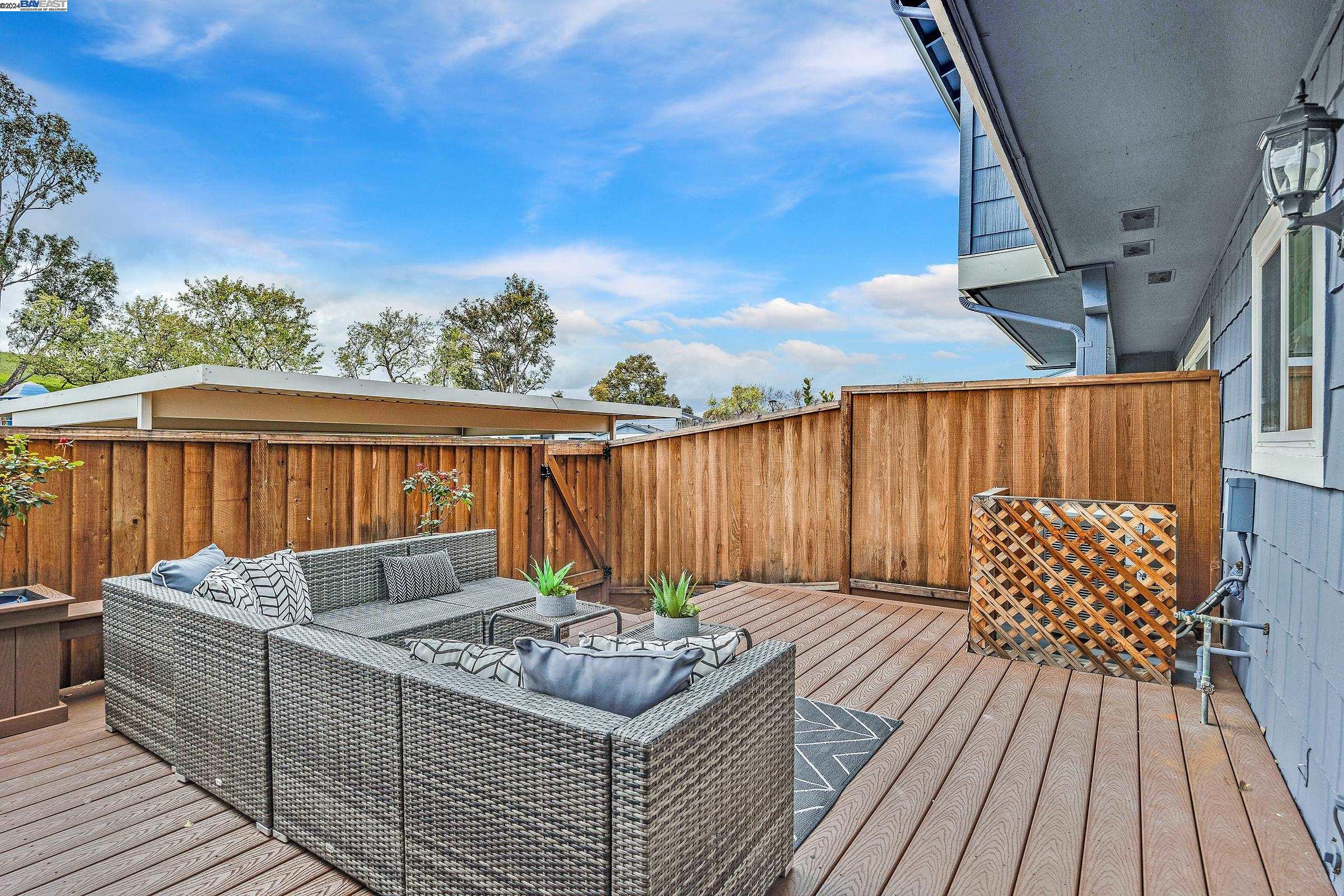 1251 Spring Valley Cmn