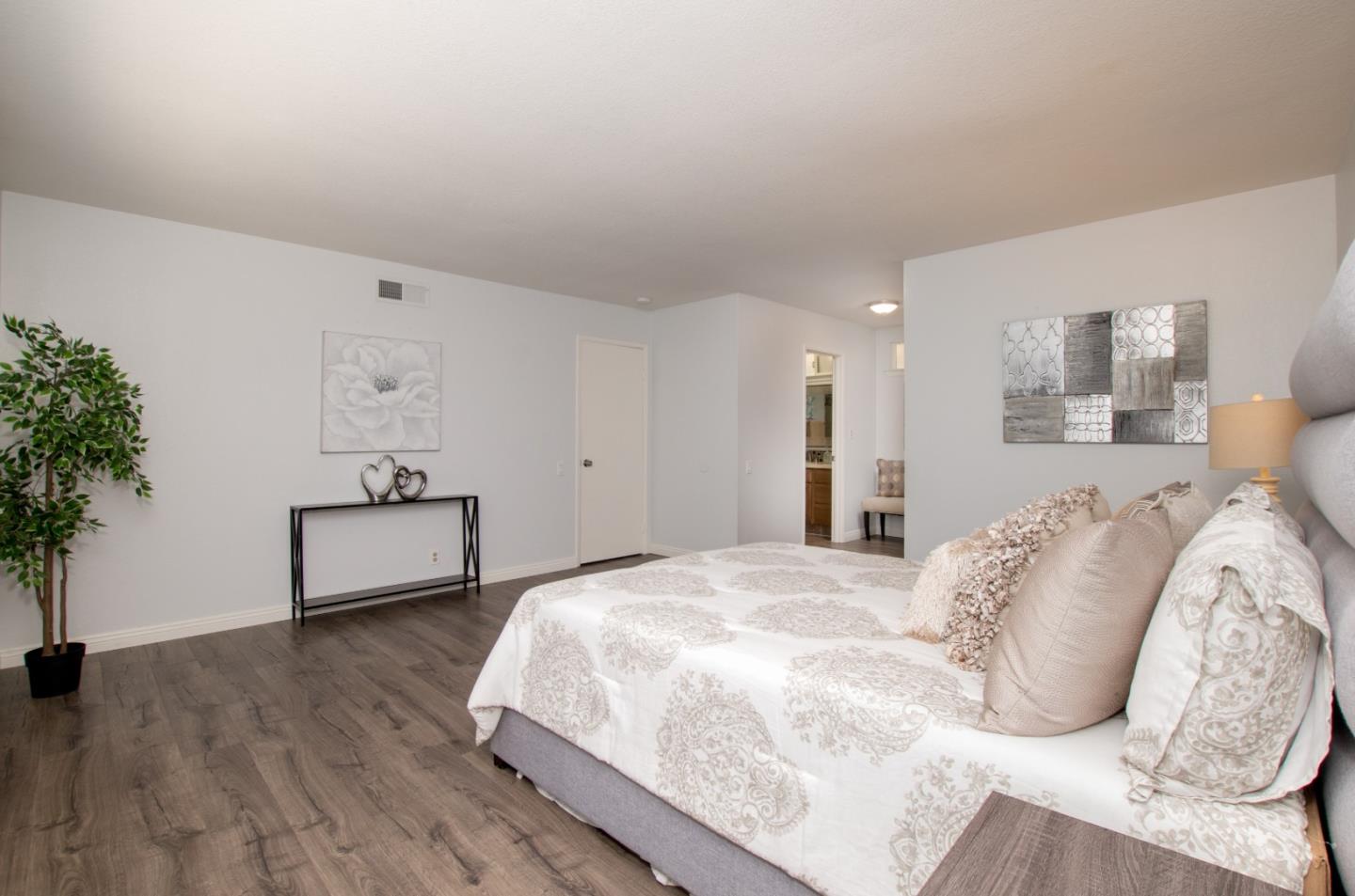 4937 Rue Le Mans