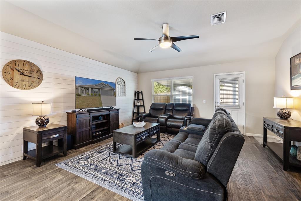 606 Comal RUN