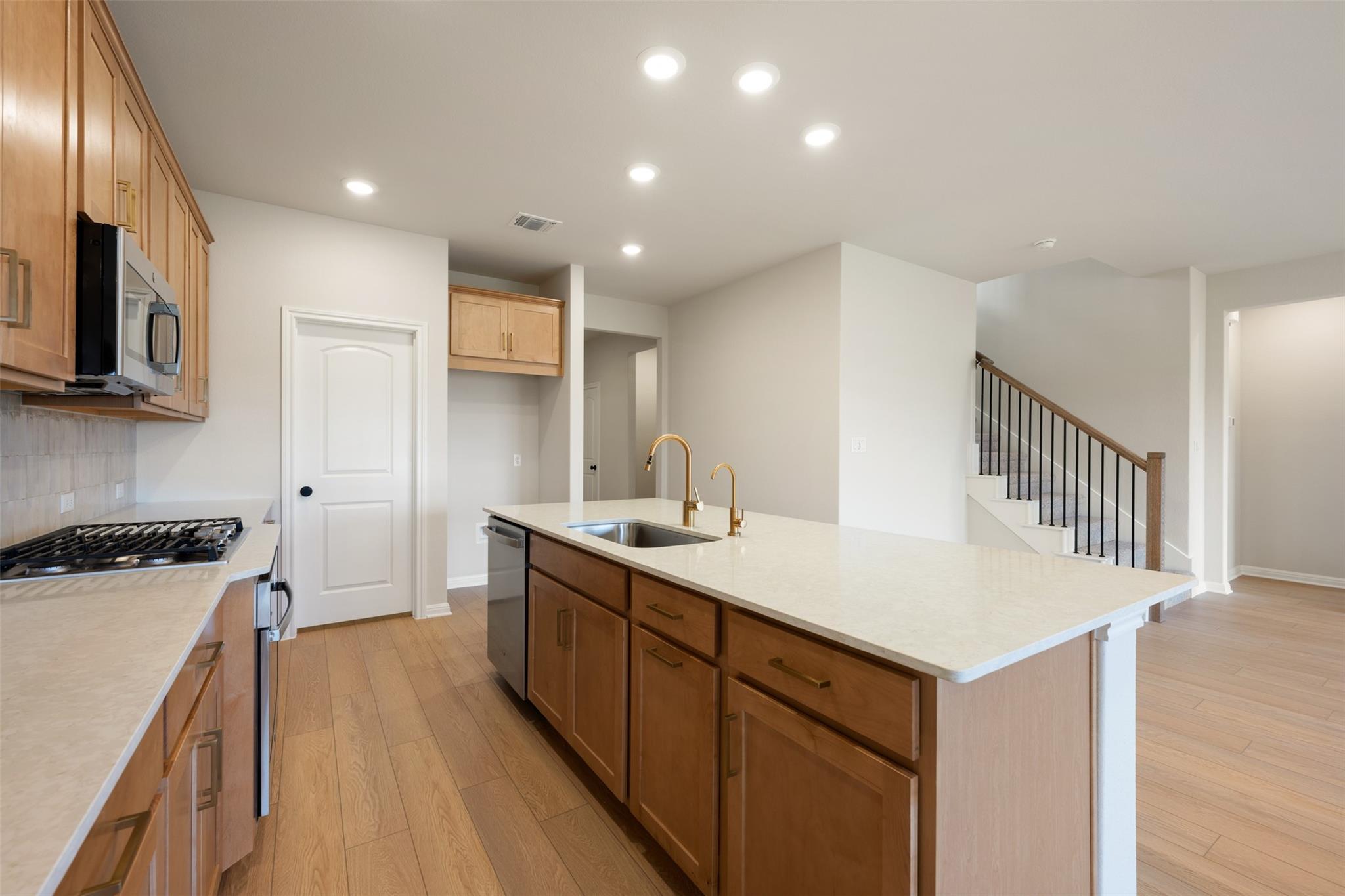 110 Golden Gate LN