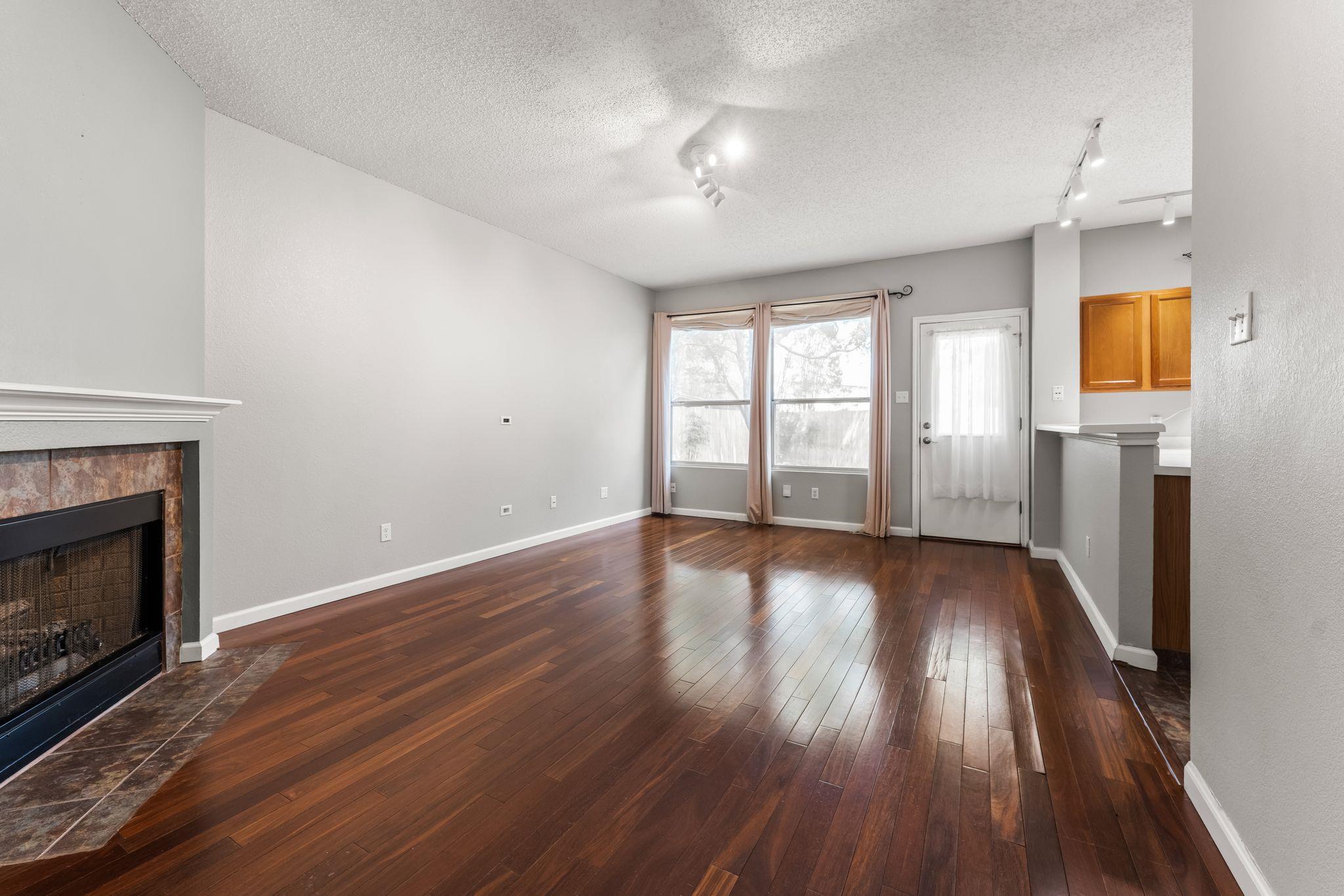 1303 Julies WALK