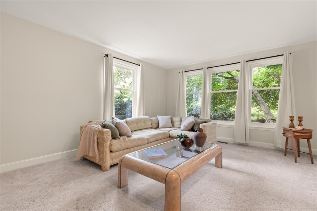 323 Robert Rd