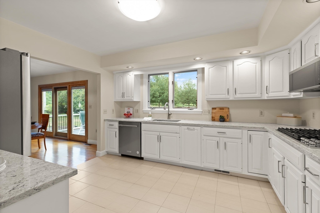 323 Robert Rd