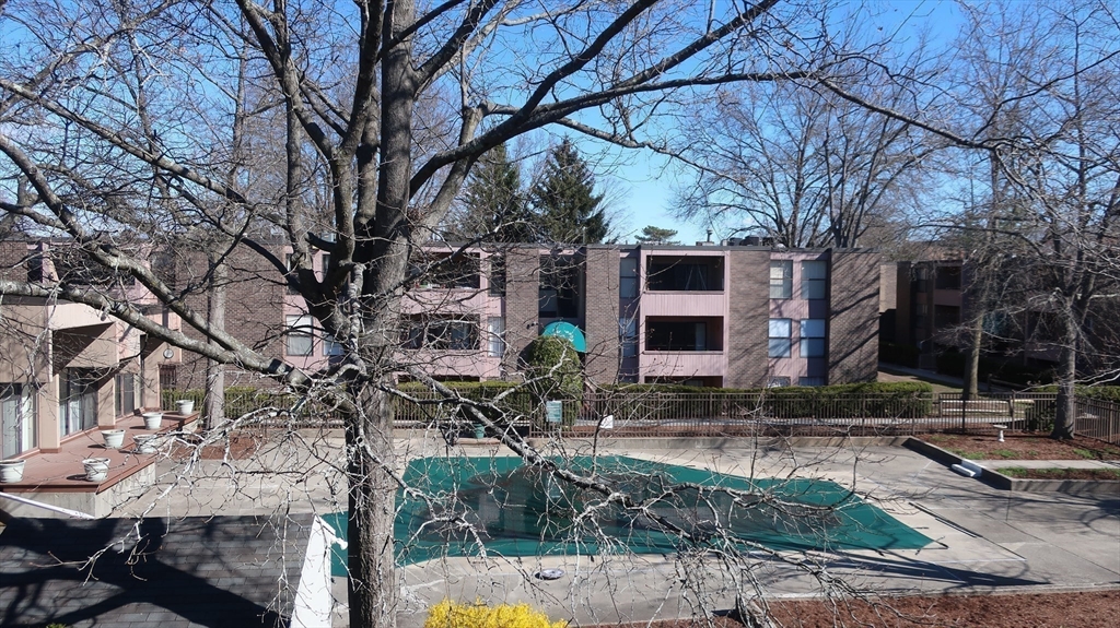 68 Shrewsbury Green Dr Unit: J