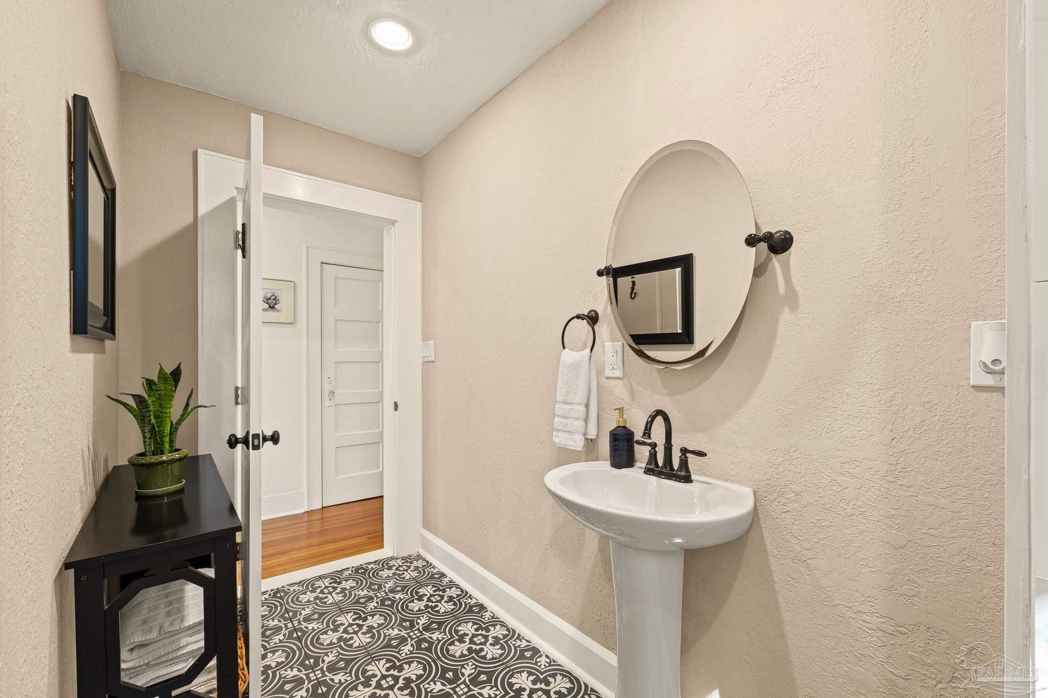 724 N K St, Pensacola