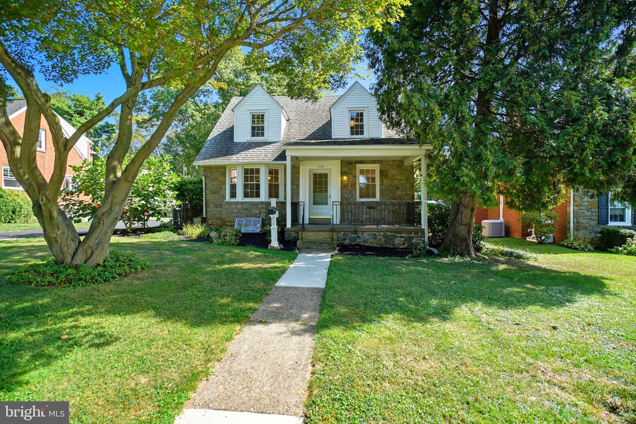 979 EDGEWOOD DRIVE