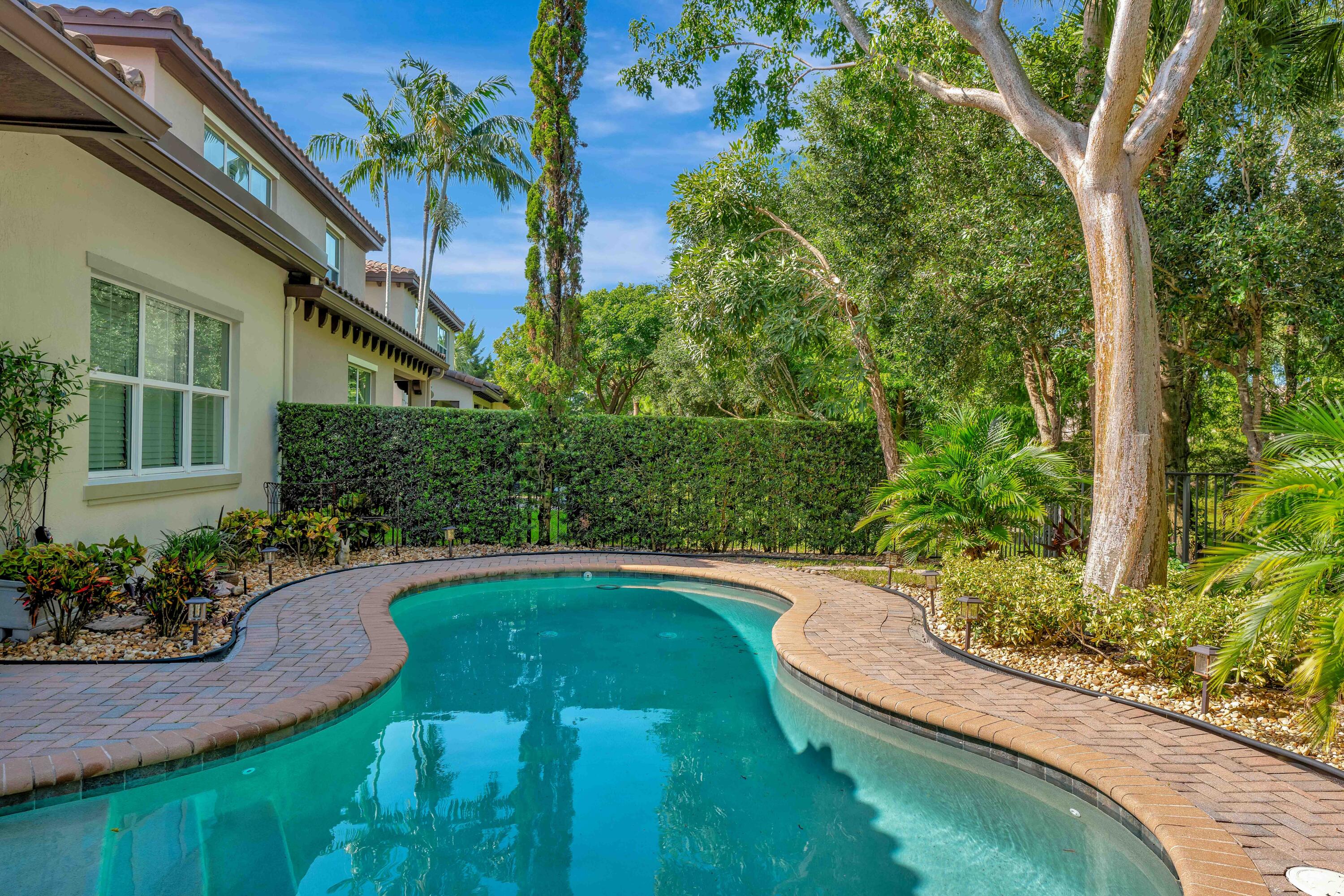 114 Diamante Way