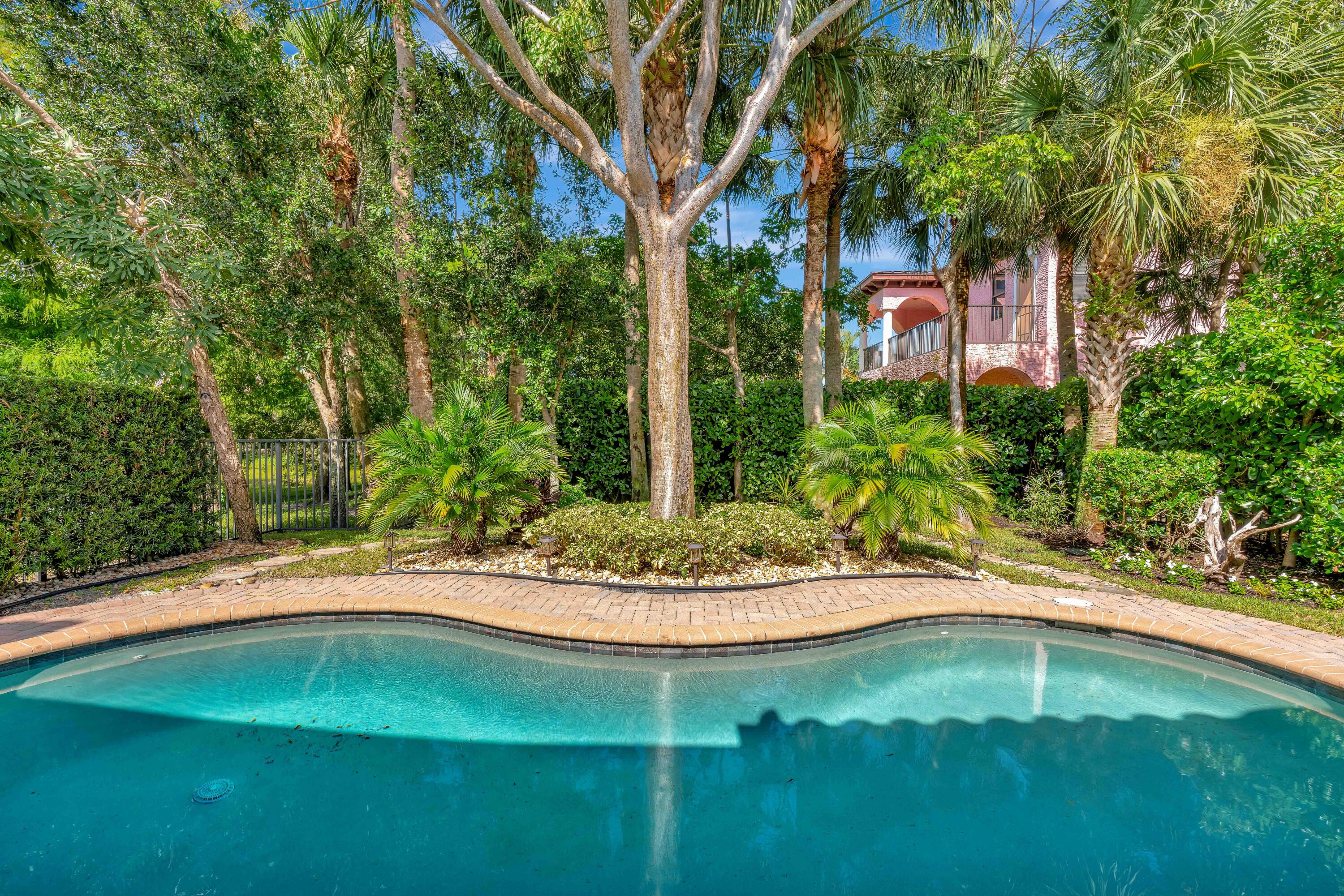 114 Diamante Way