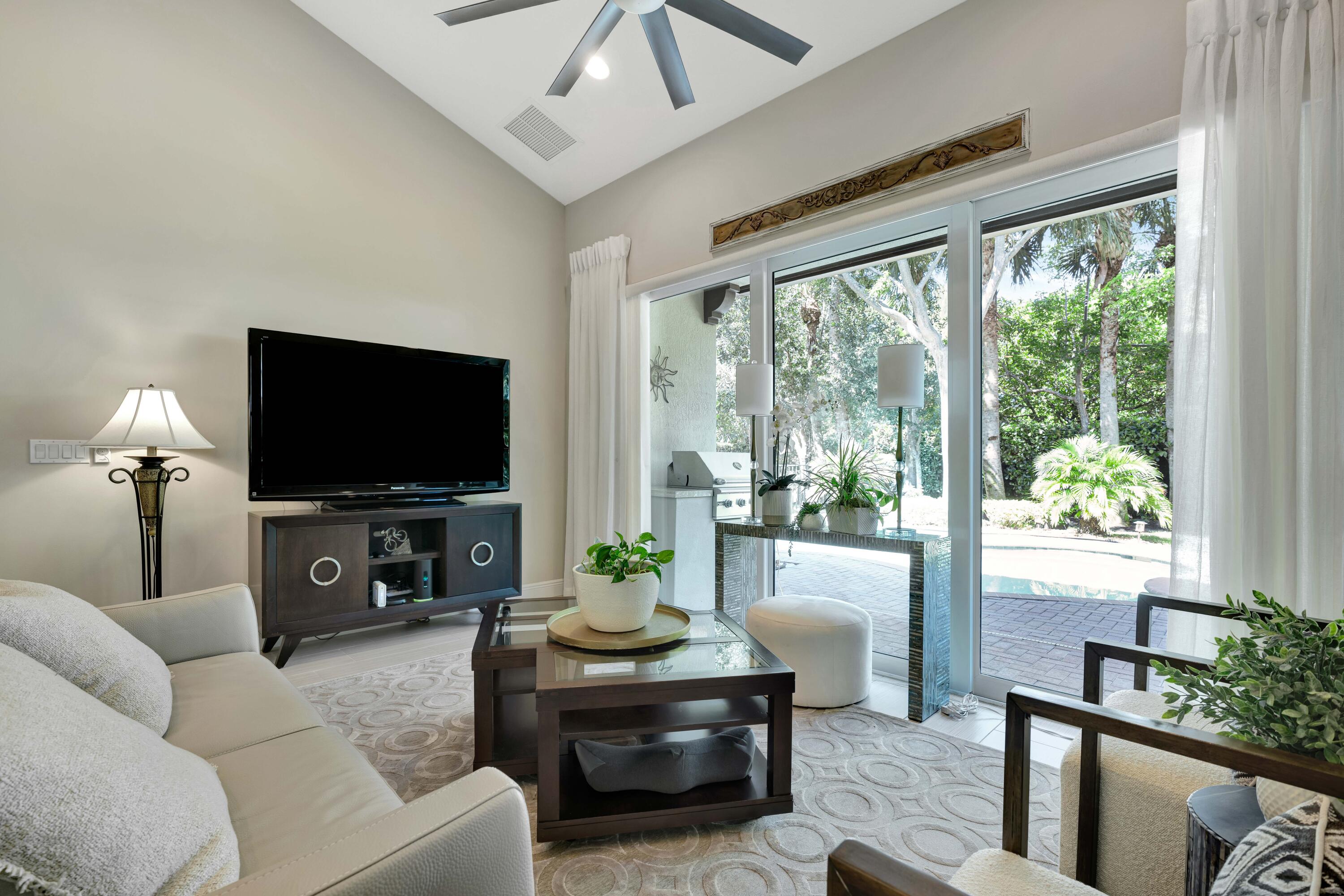 114 Diamante Way