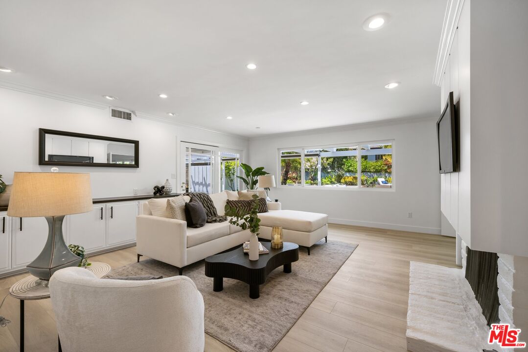 4671 Vista De Oro Ave