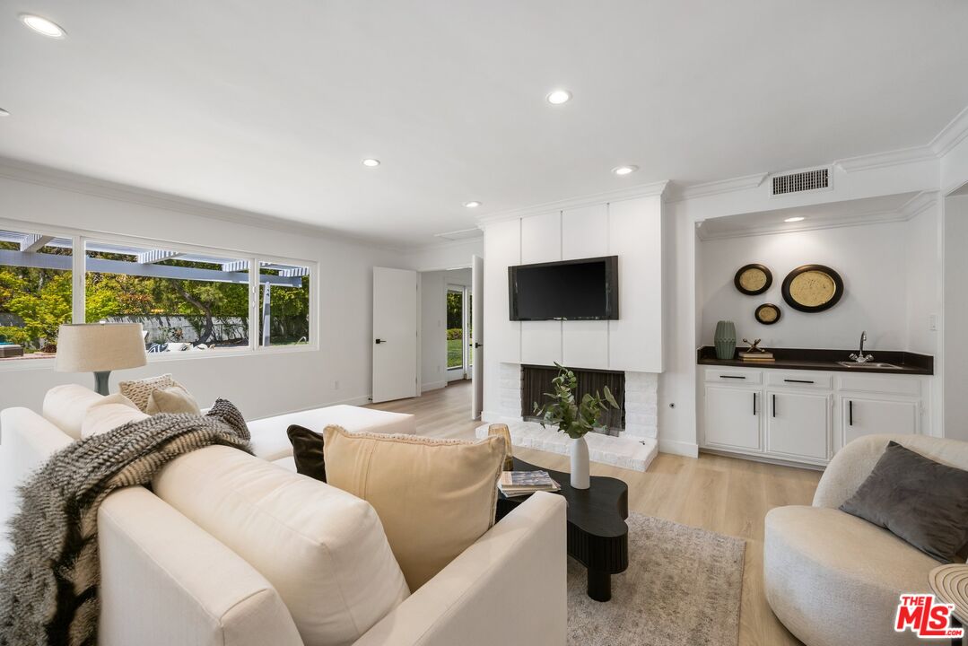 4671 Vista De Oro Ave