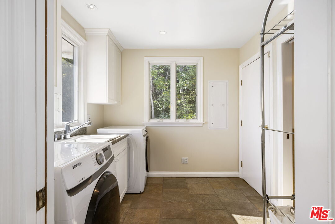 11215 W Sunset Blvd