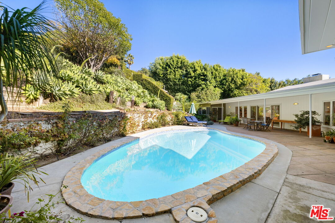 11215 W Sunset Blvd