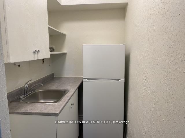 1582 Bathurst Street B2
