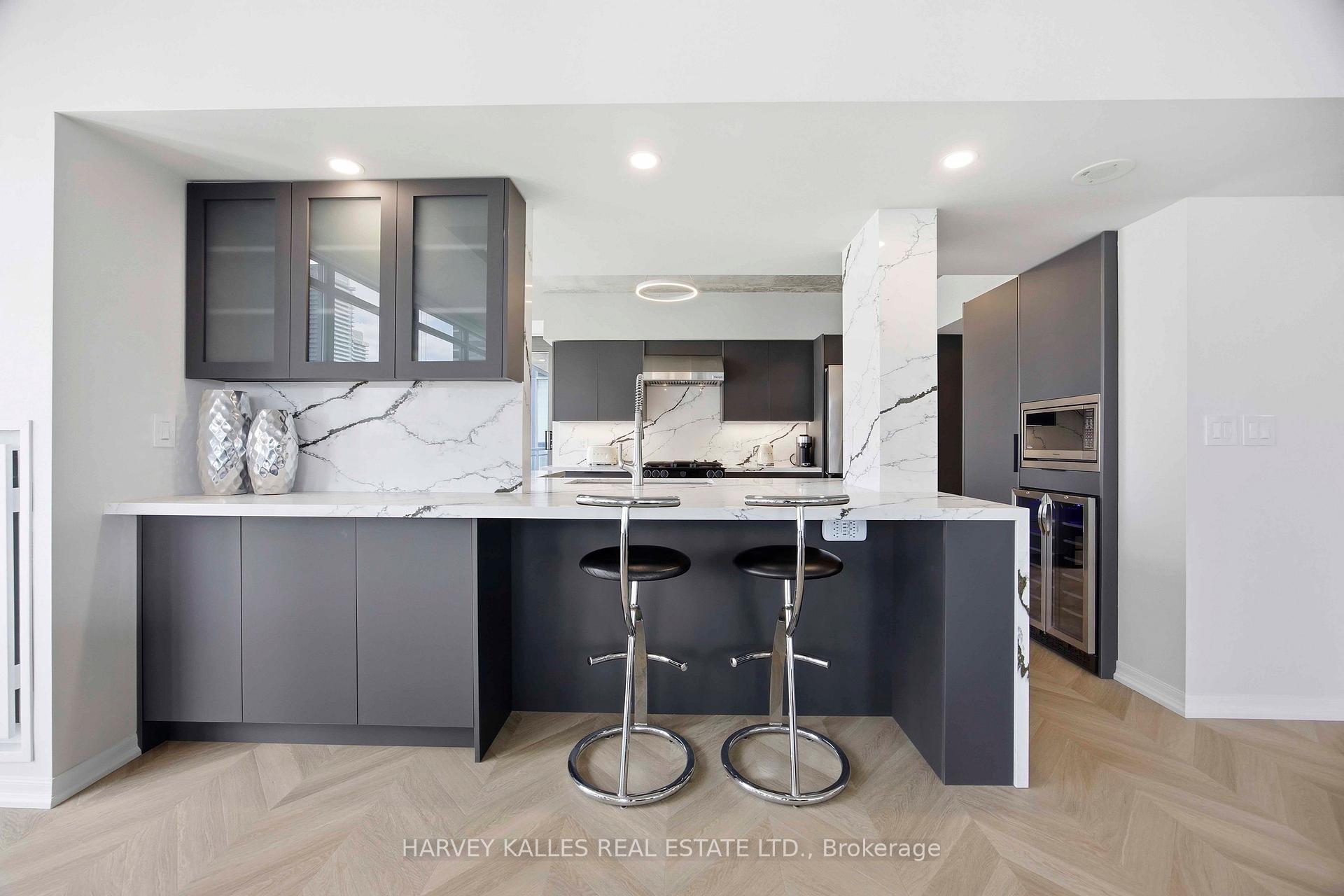 22 Wellesley Street E PH2