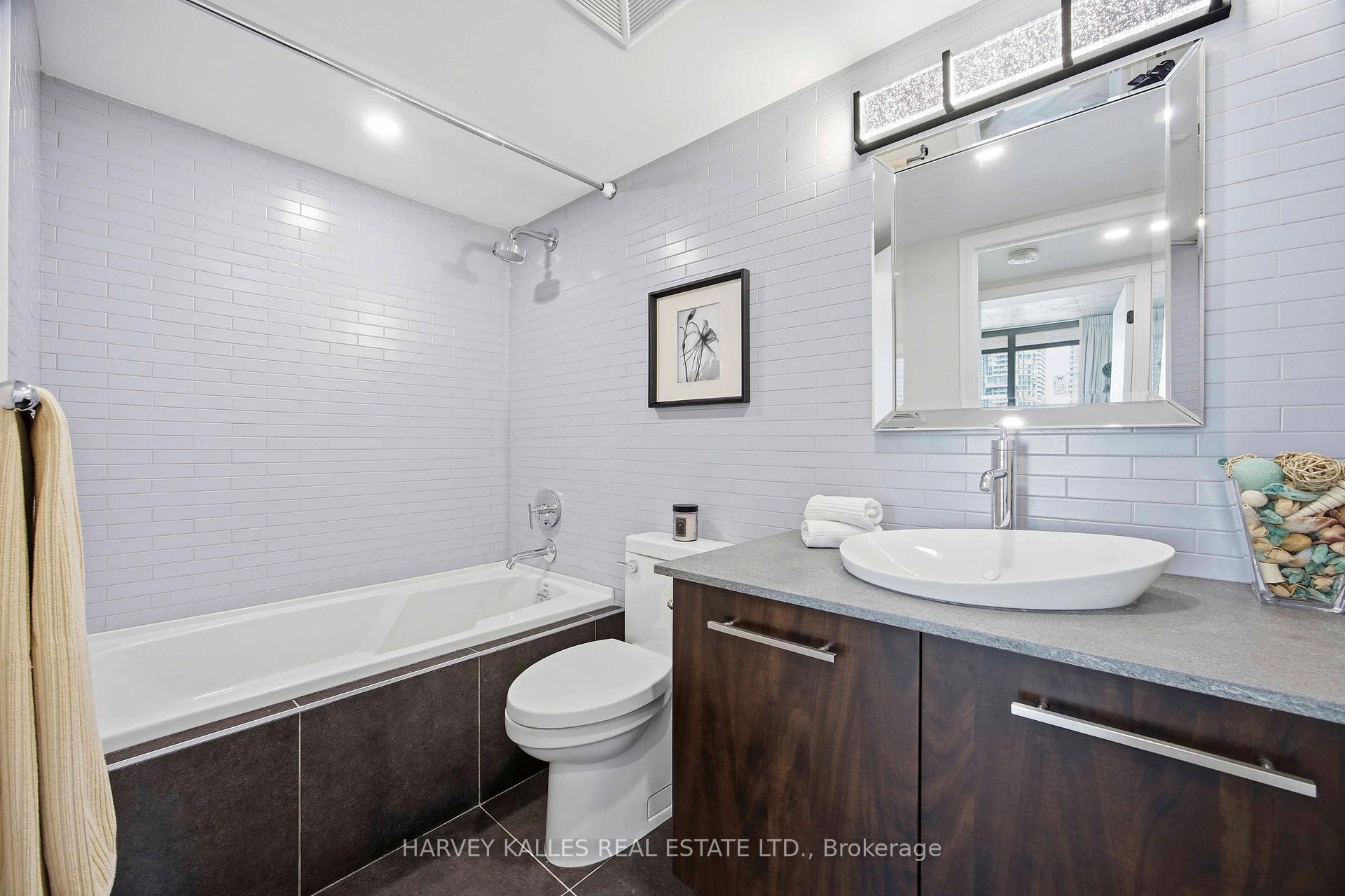 22 Wellesley Street E PH2