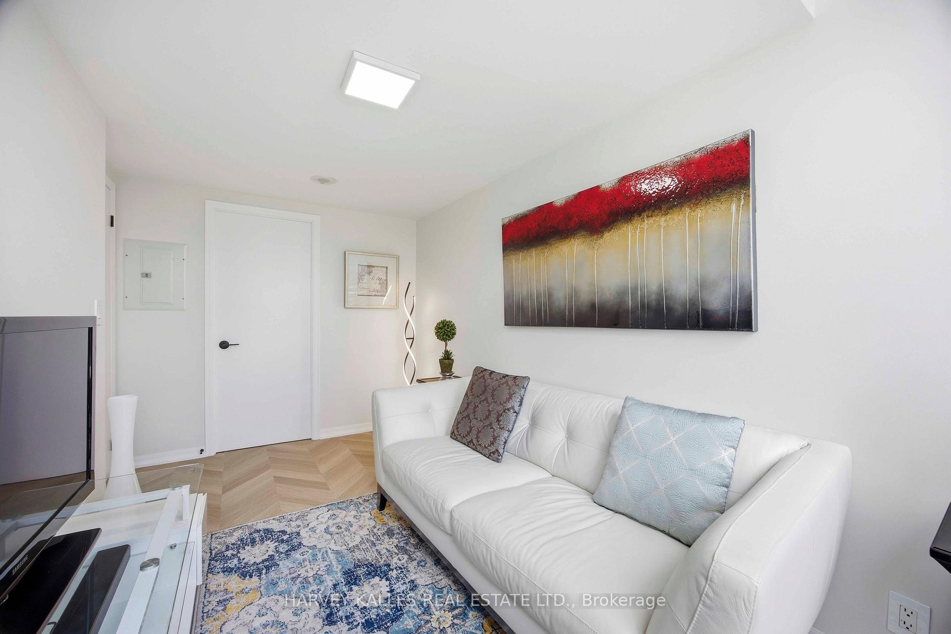 22 Wellesley Street E PH2