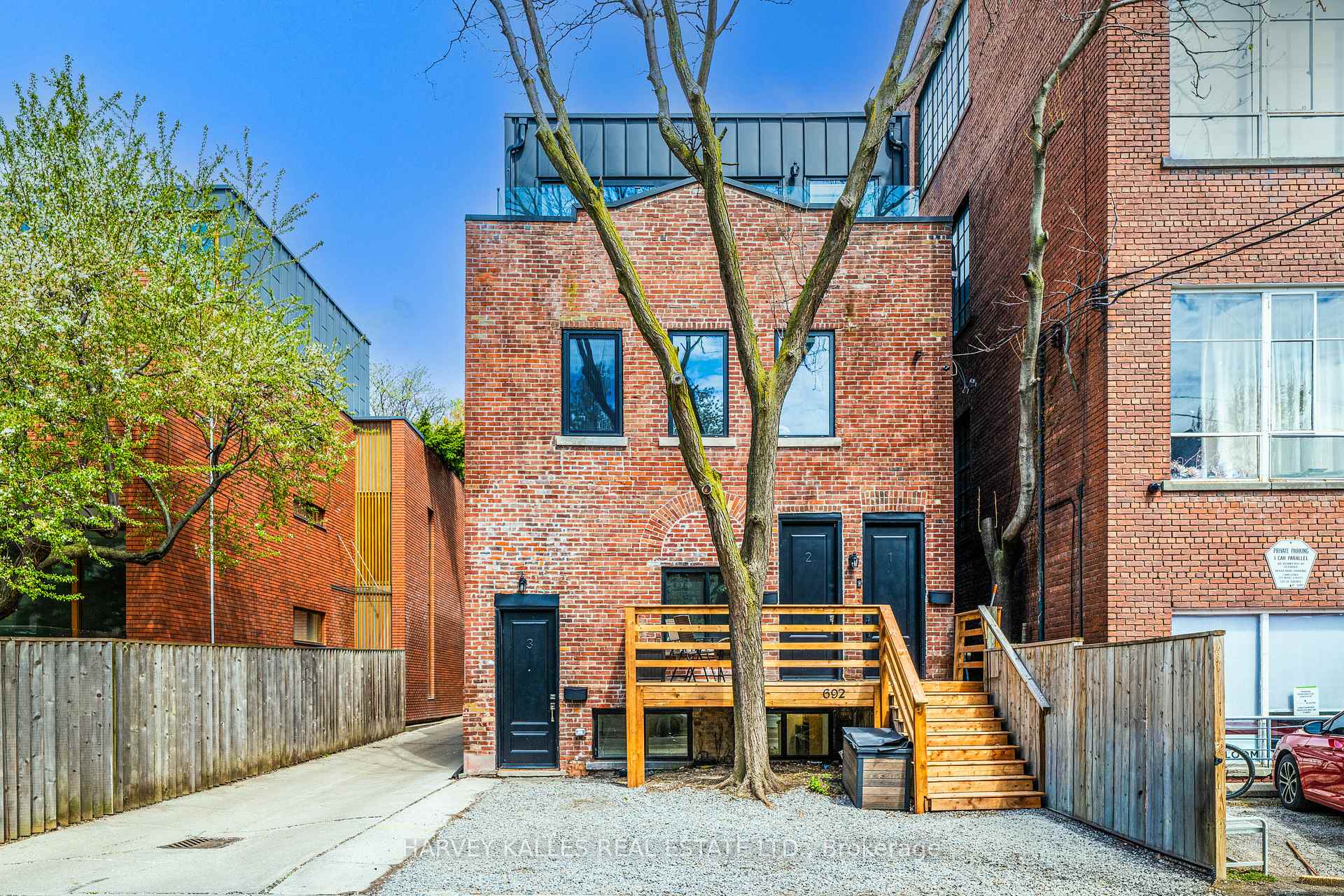 692 Richmond Street W 3
