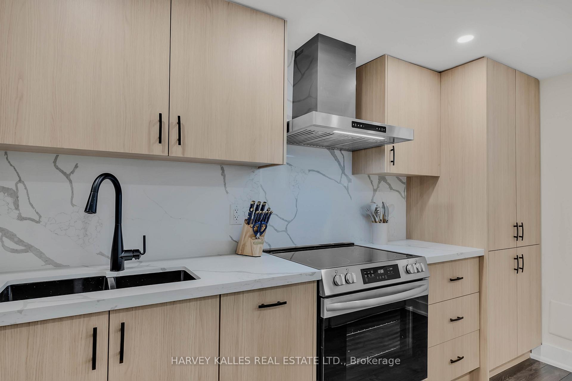 692 Richmond Street W 3
