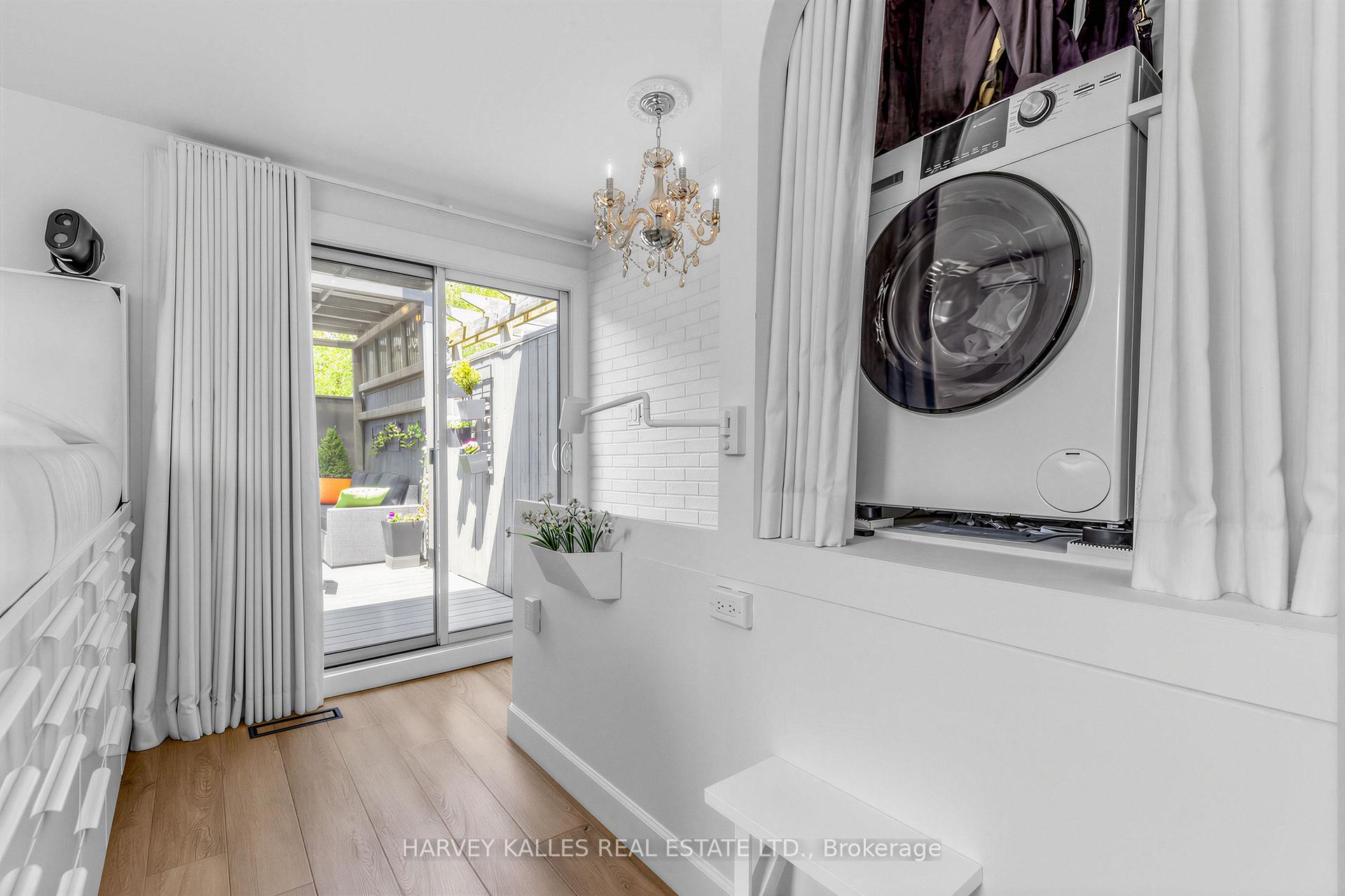 210 Gerrard Street E