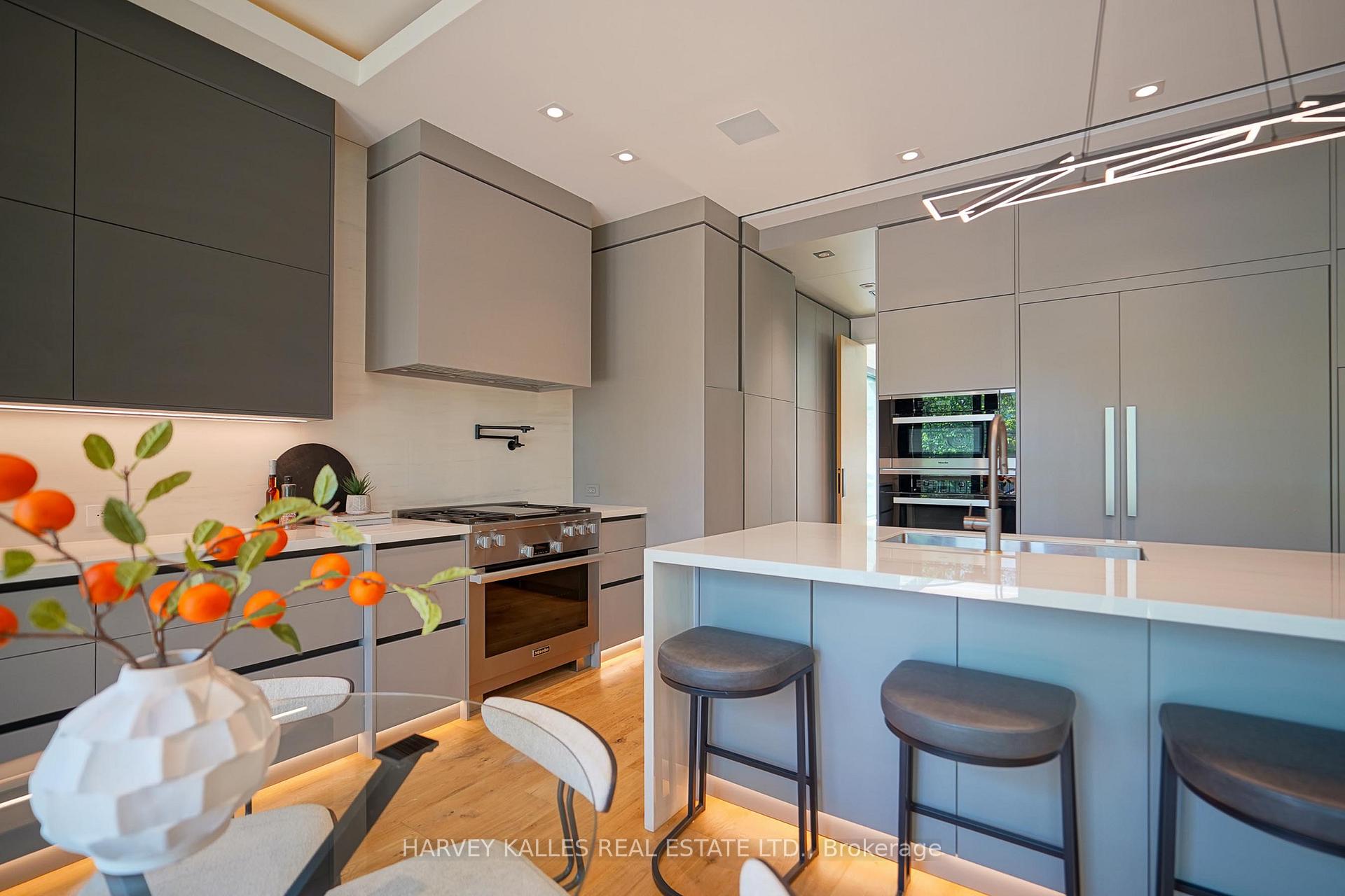 585 Bedford park Avenue
