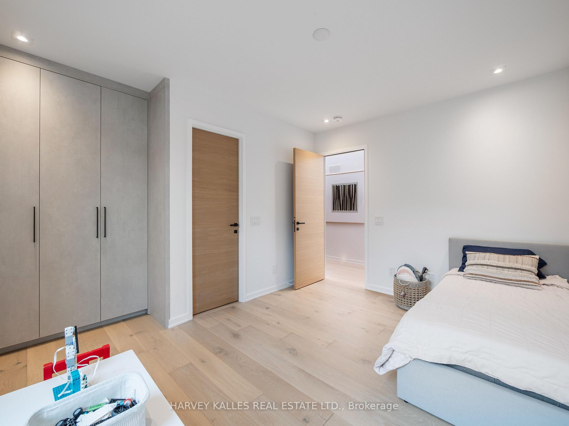 585 Bedford park Avenue