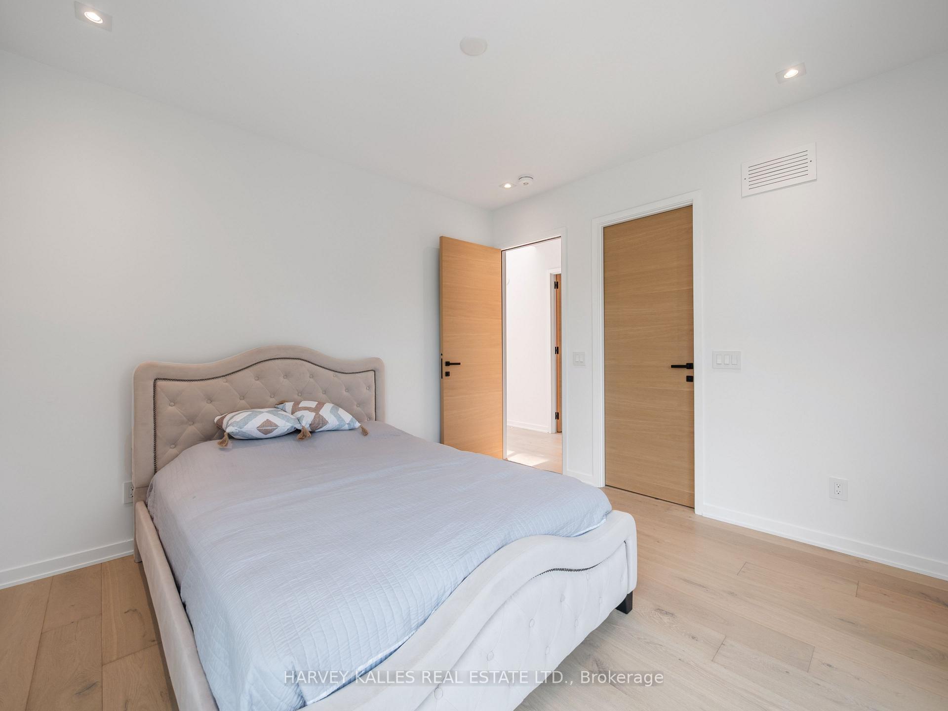 585 Bedford park Avenue
