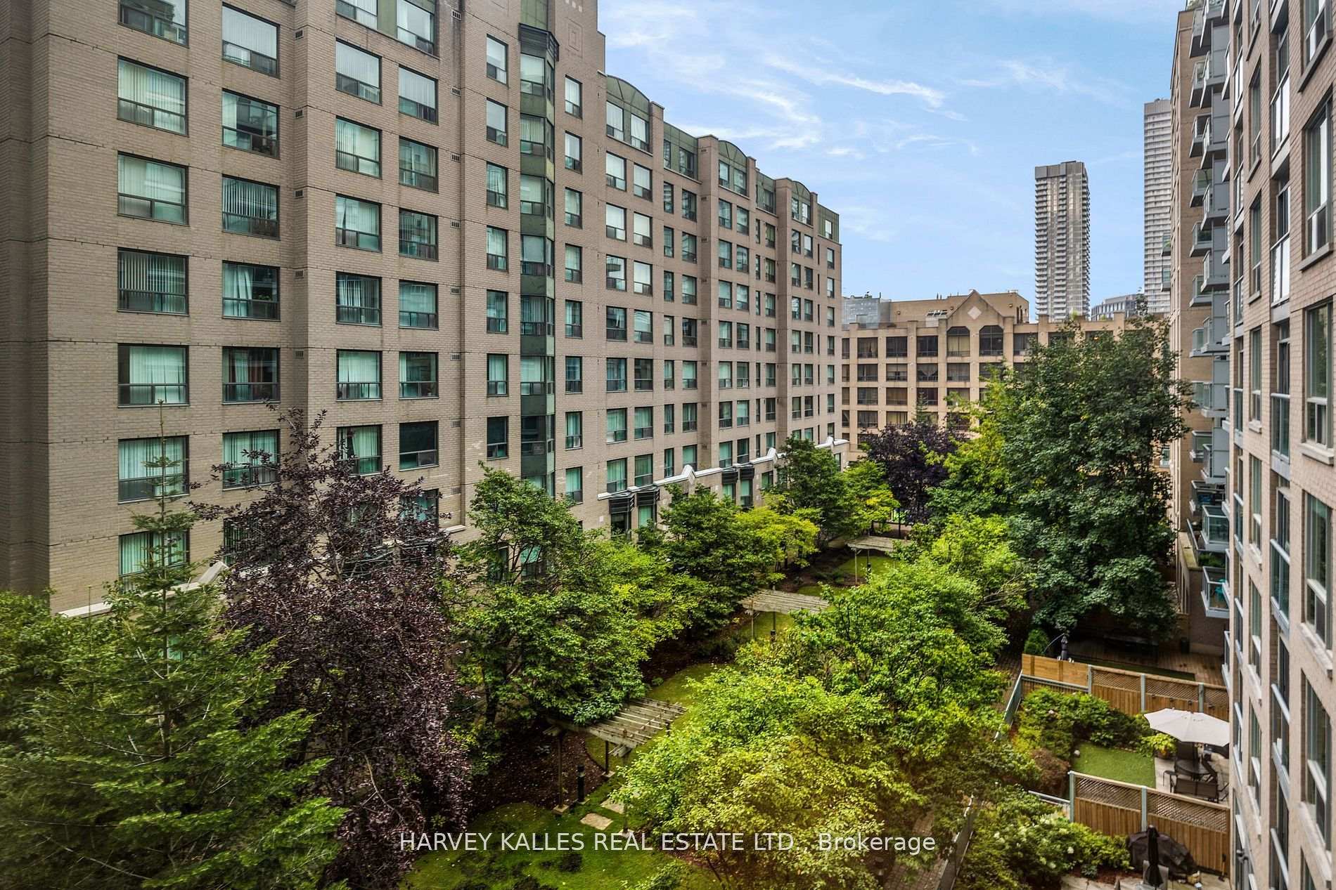 109 Front Street E 512