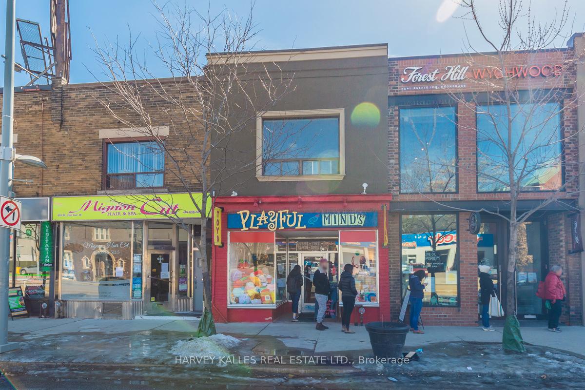 657 St Clair Avenue W Upper