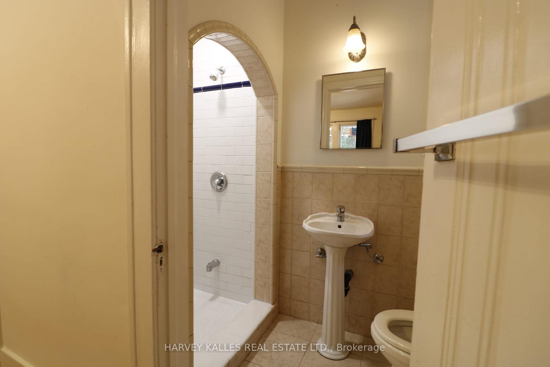 6 Poplar Plains Crescent Main, Toronto Unit: Main