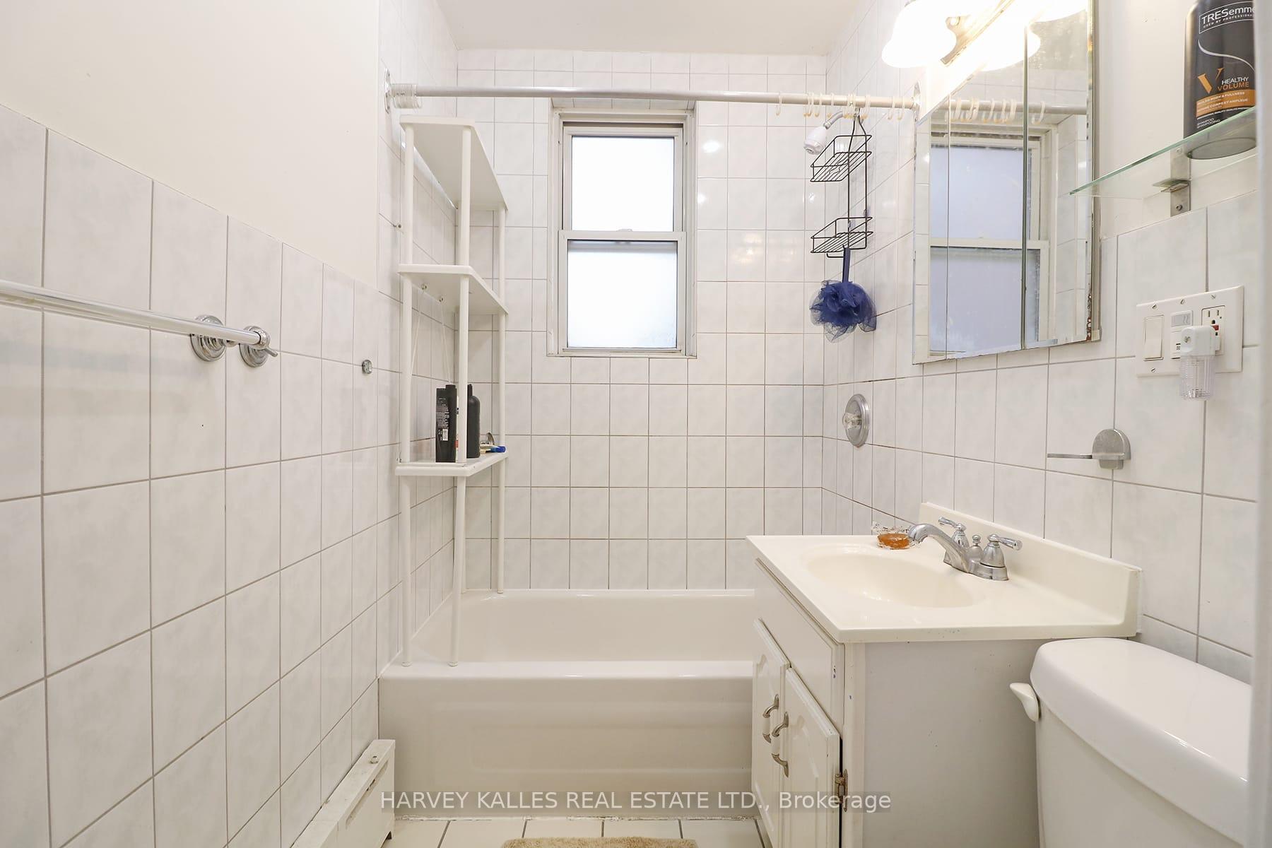 6 Poplar Plains Crescent Main, Toronto Unit: Main