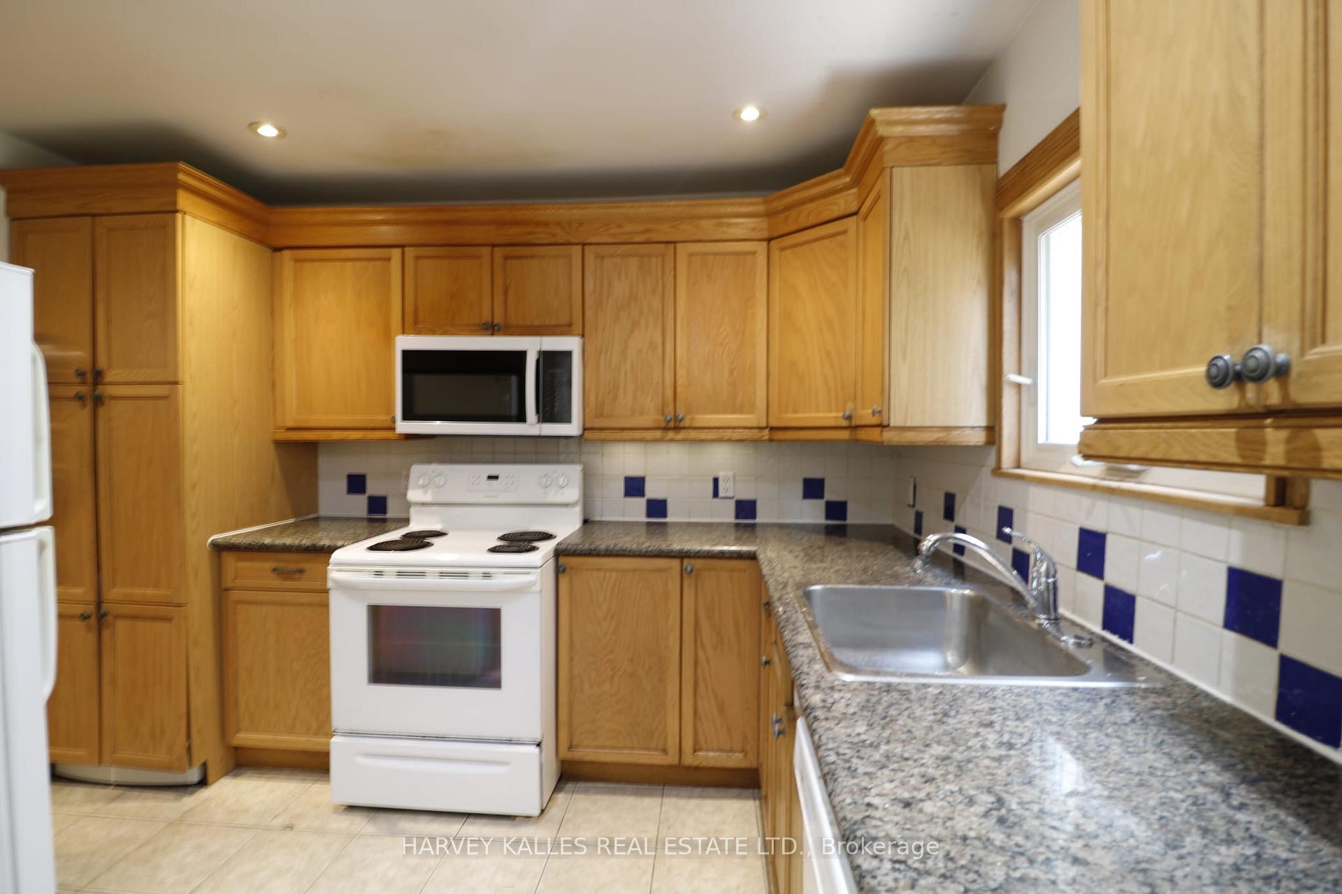 6 Poplar Plains Crescent Main, Toronto Unit: Main