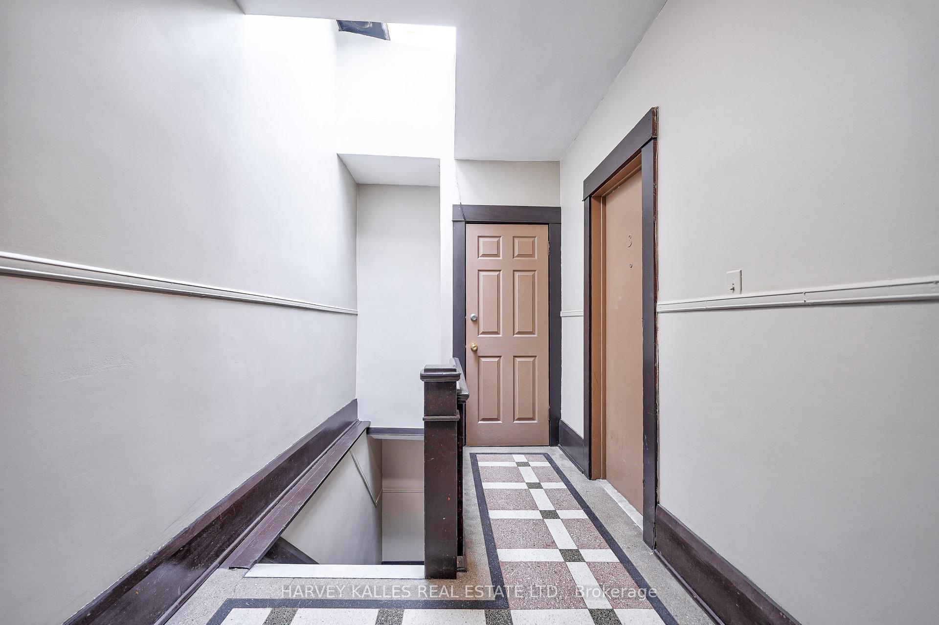 1074 St Clair Avenue W 4, Toronto Unit: 4