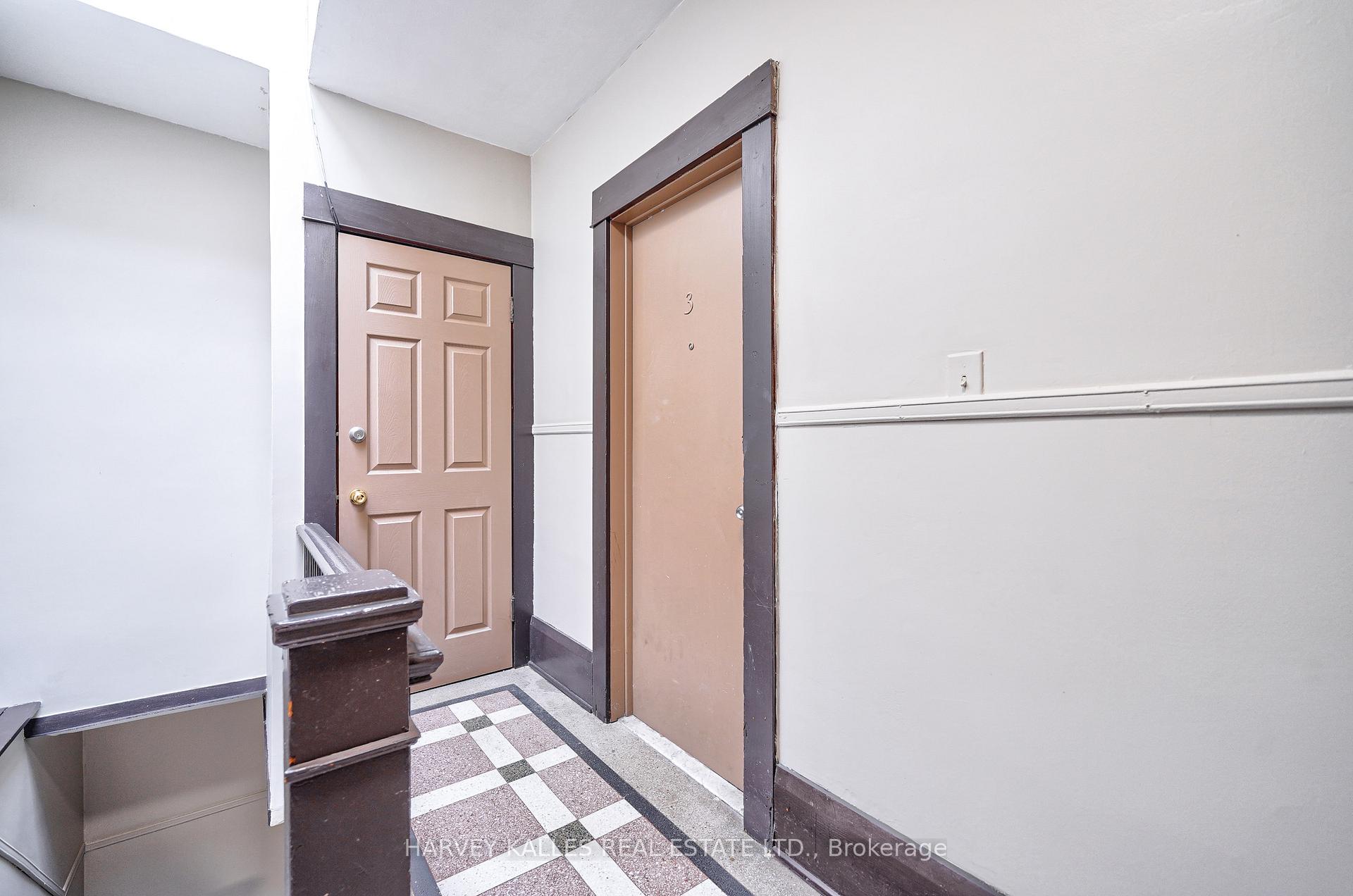 1074 St Clair Avenue W 4, Toronto Unit: 4