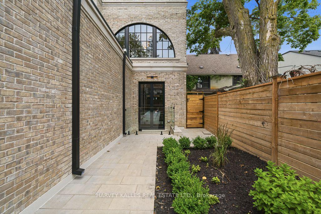 204 Forest Hill Road, Toronto