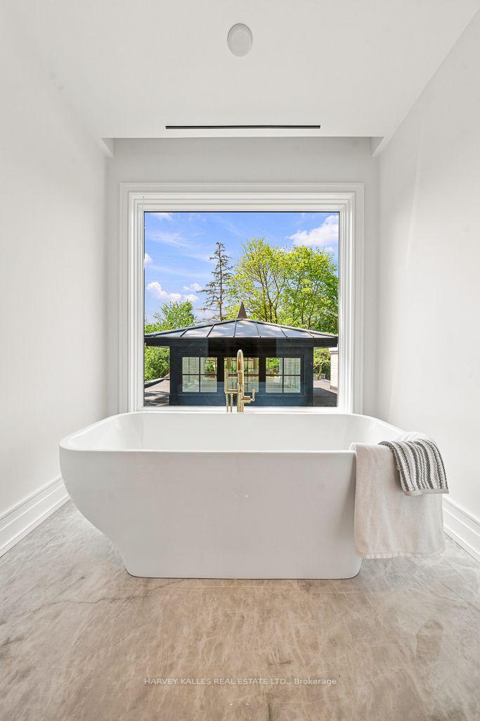 204 Forest Hill Road, Toronto