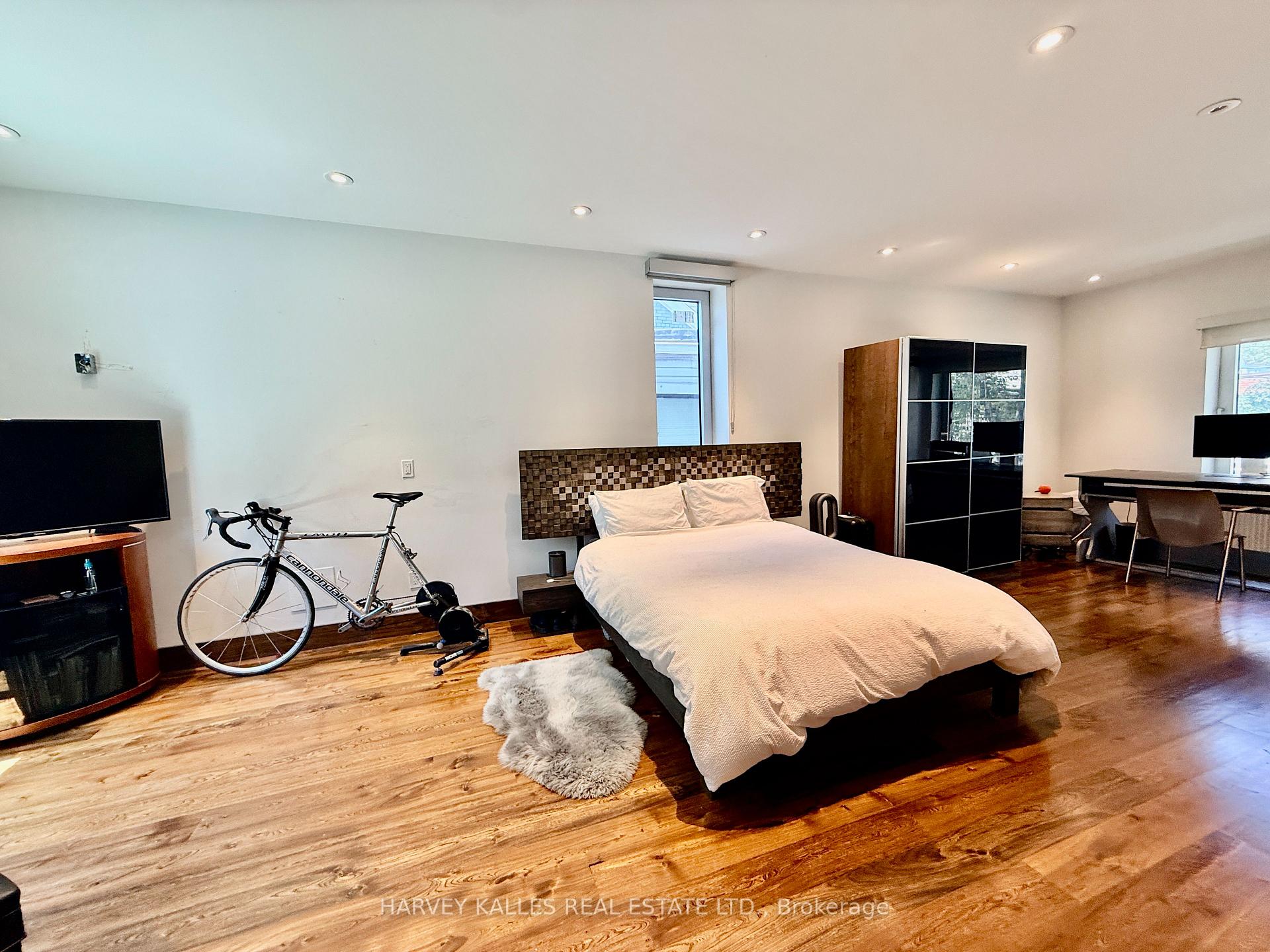 819 Dundas Street W, Toronto