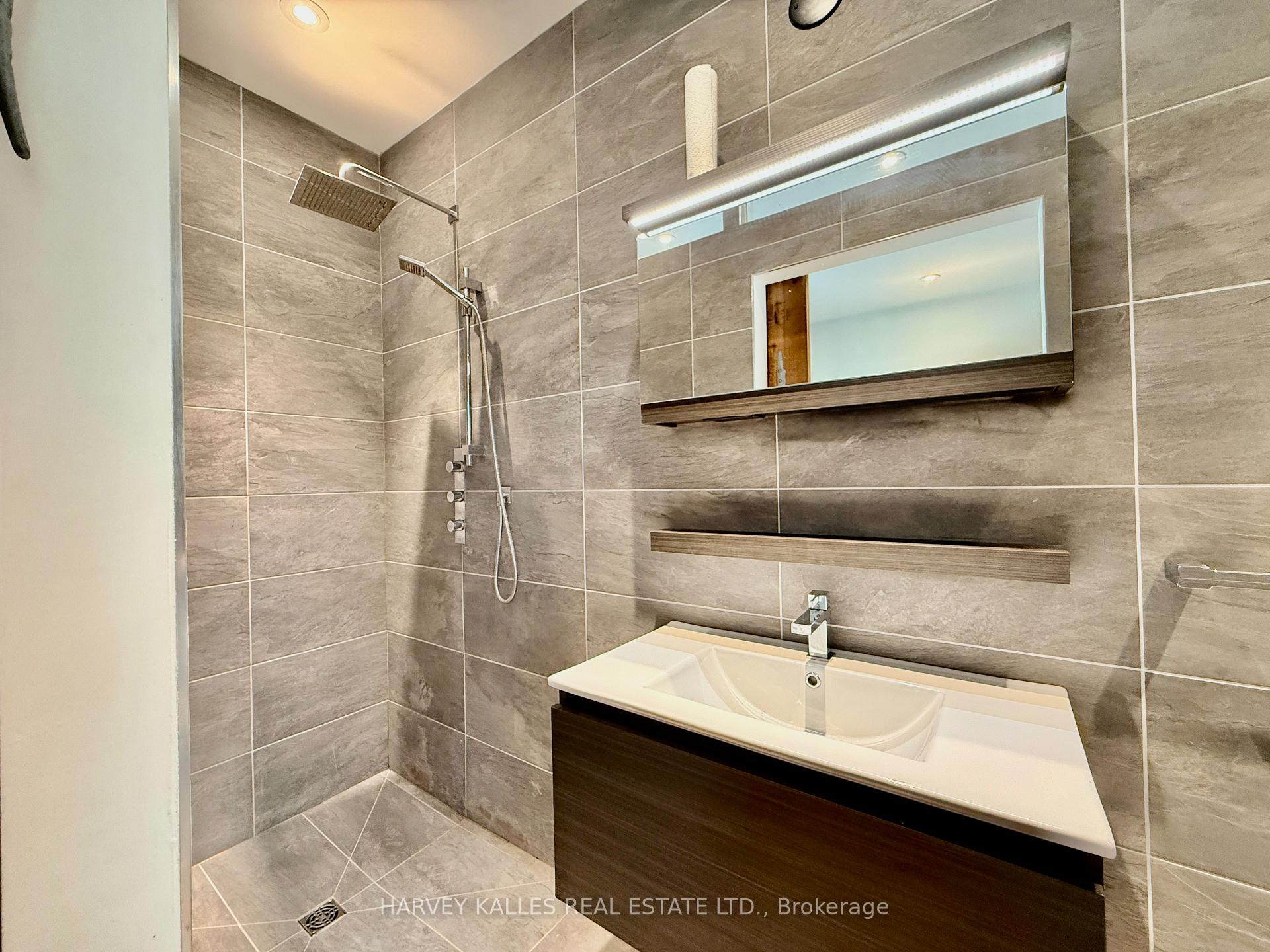 819 Dundas Street W, Toronto