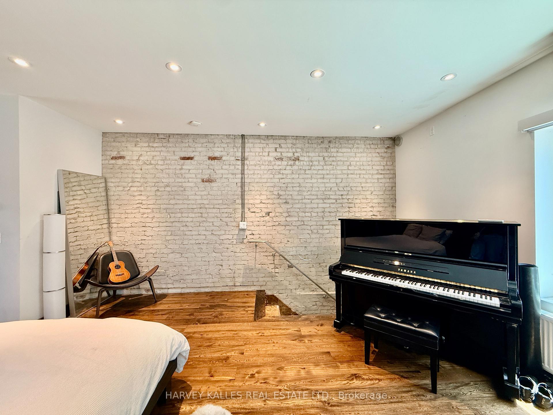819 Dundas Street W, Toronto