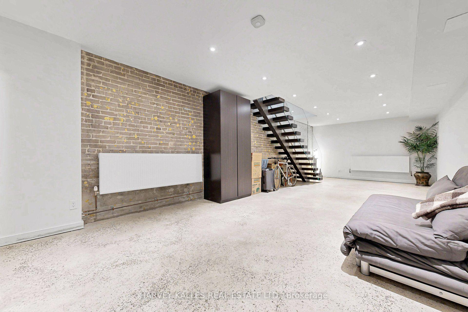 819 Dundas Street W, Toronto