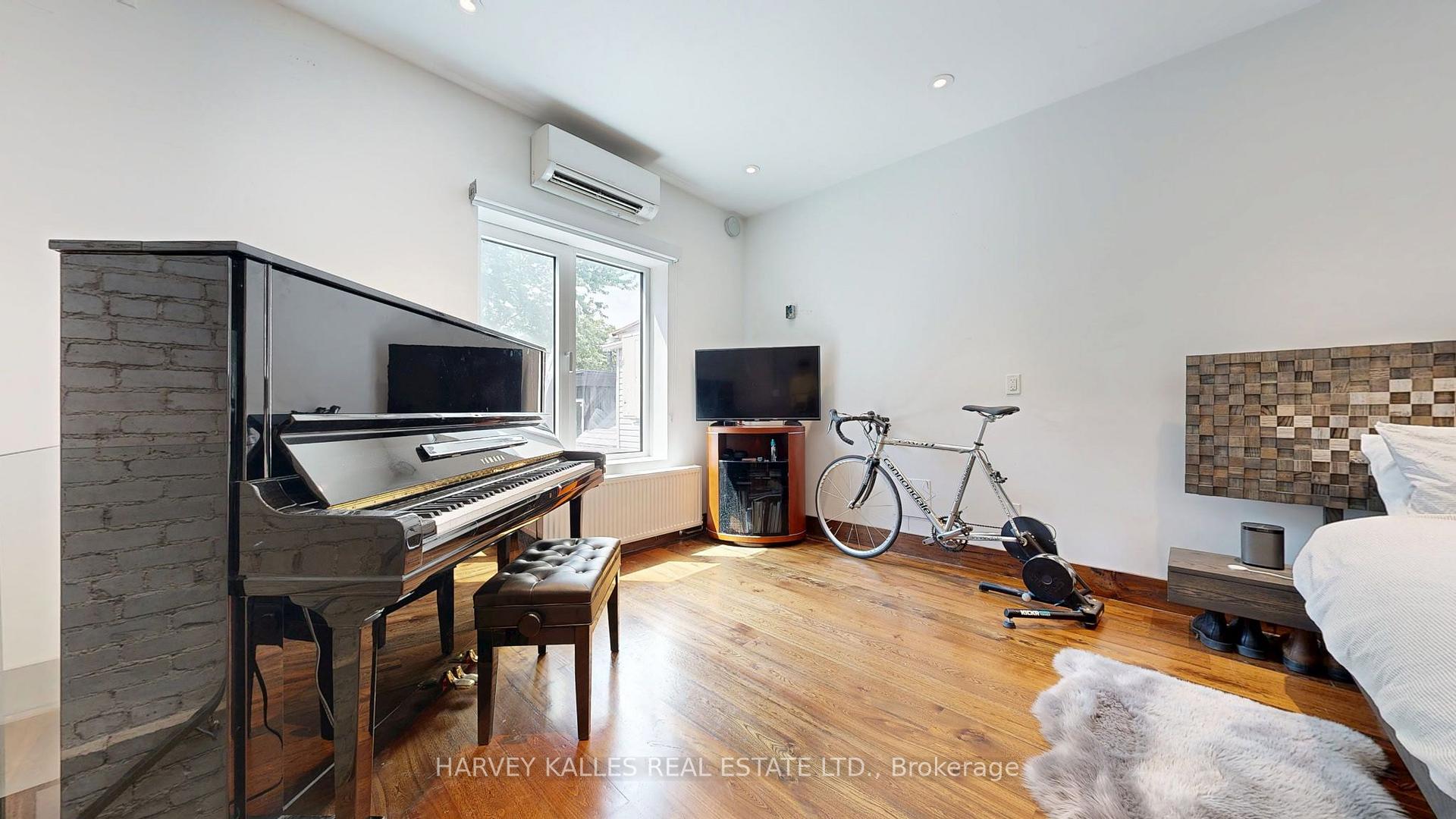 819 Dundas Street W, Toronto