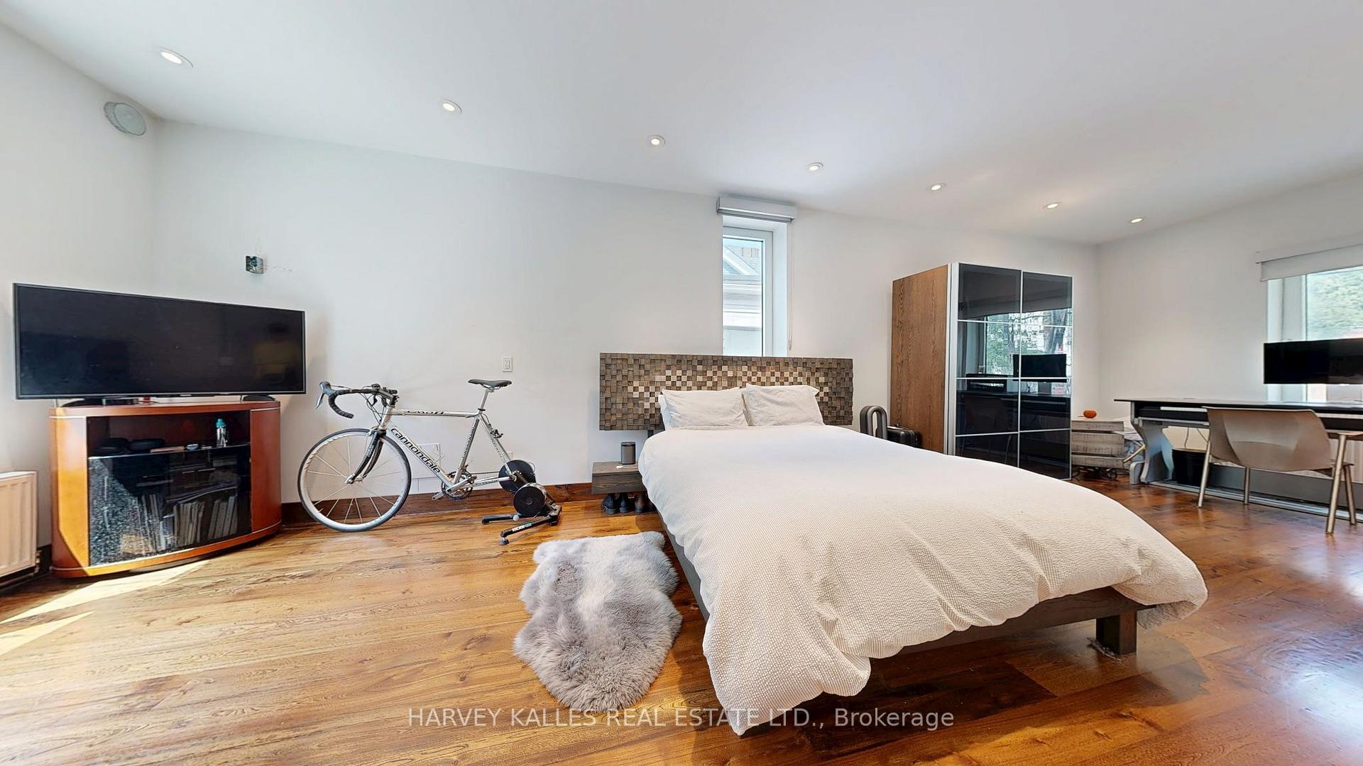 819 Dundas Street W, Toronto