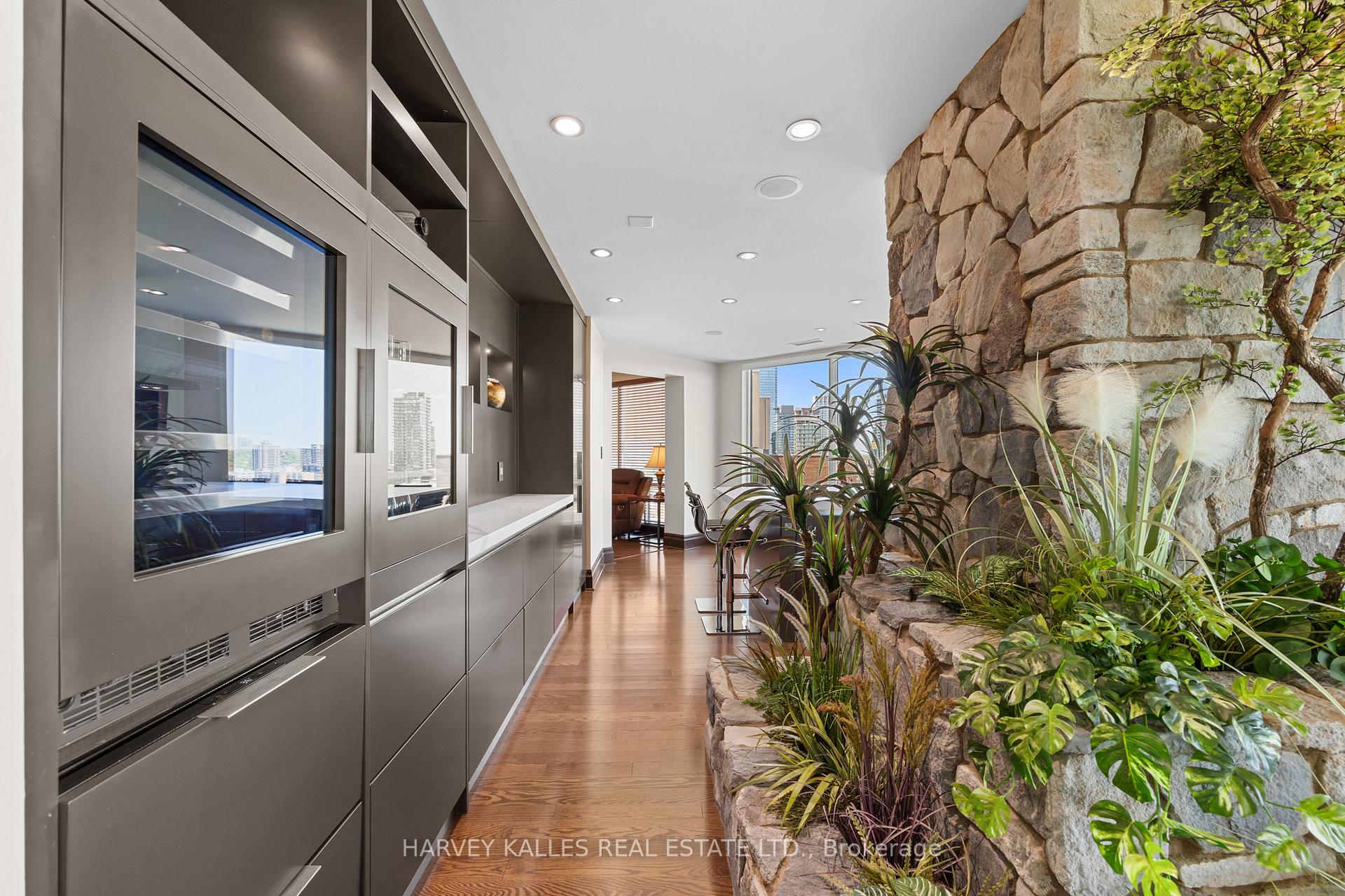 300 Bloor Street E 2701, Toronto Unit: 2701