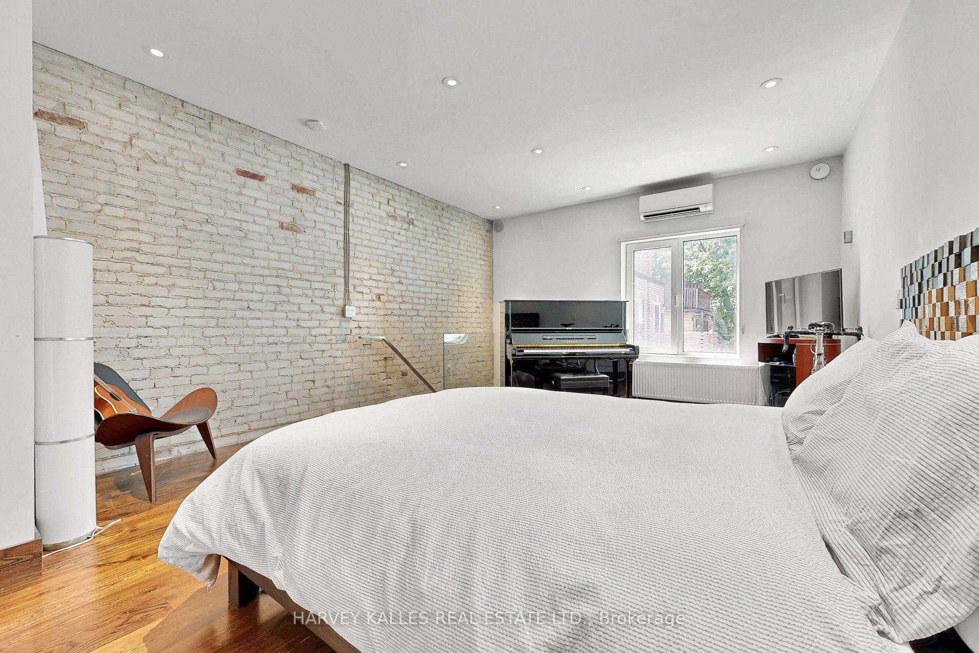819 Dundas Street W, Toronto