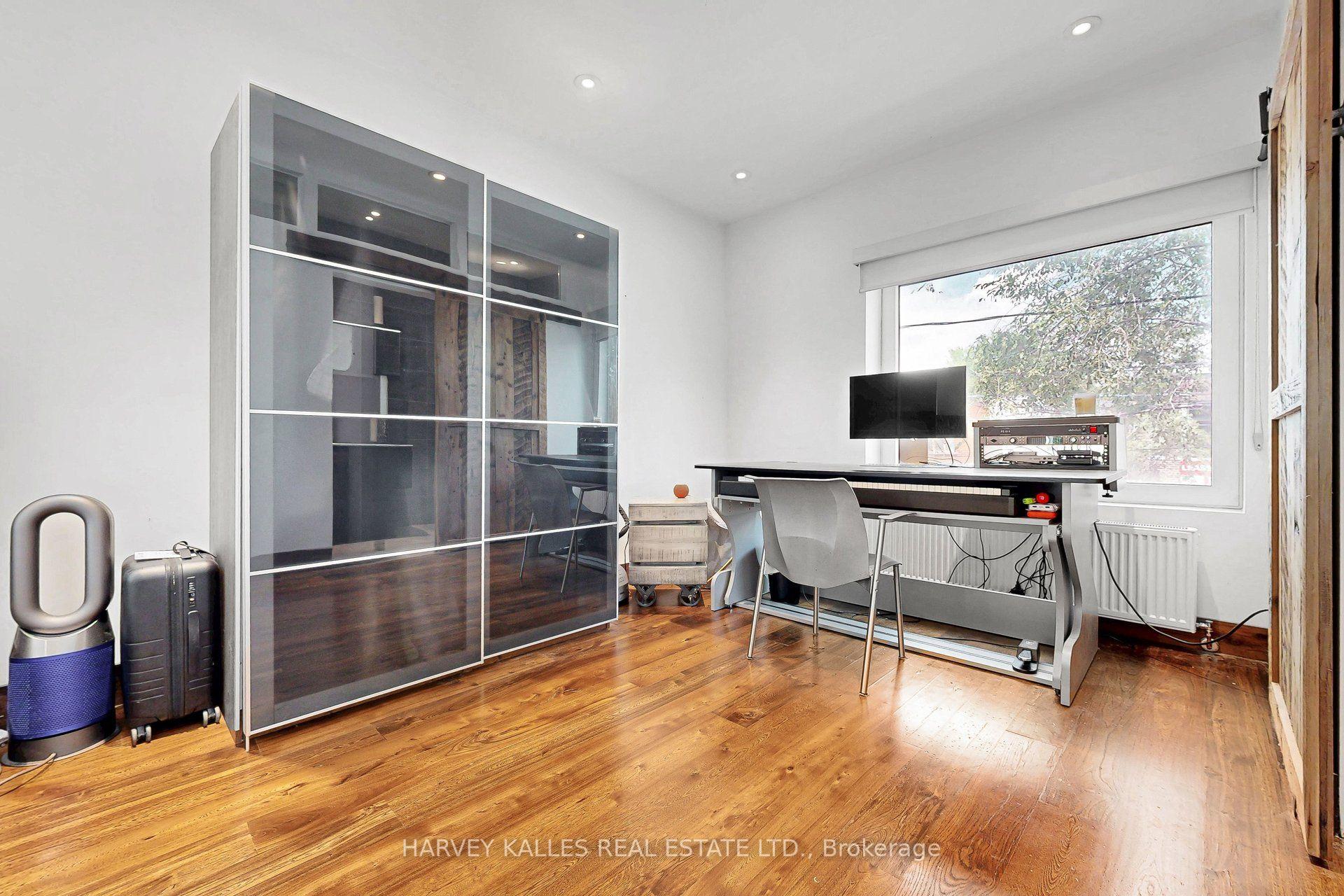 819 Dundas Street W, Toronto