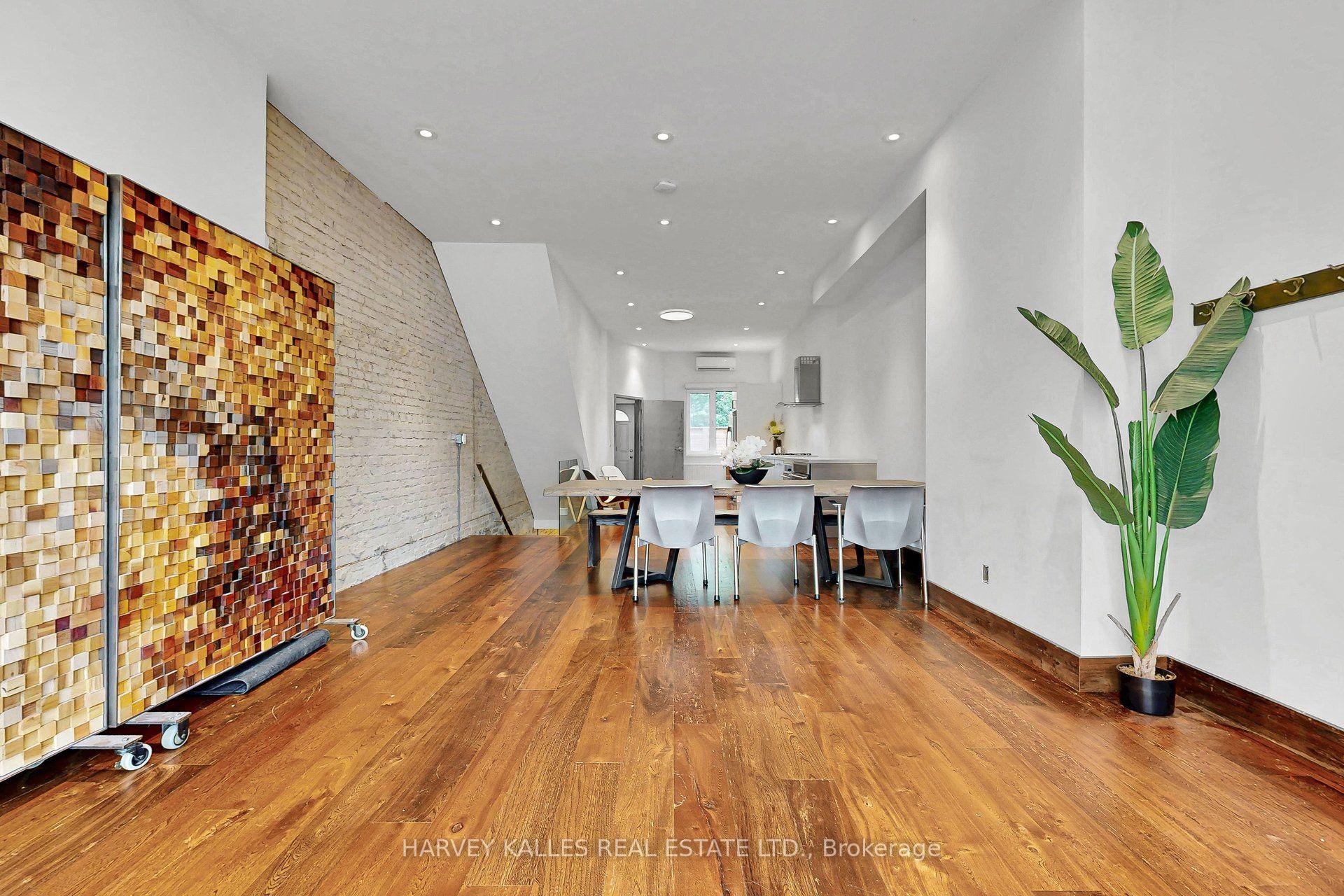 819 Dundas Street W, Toronto