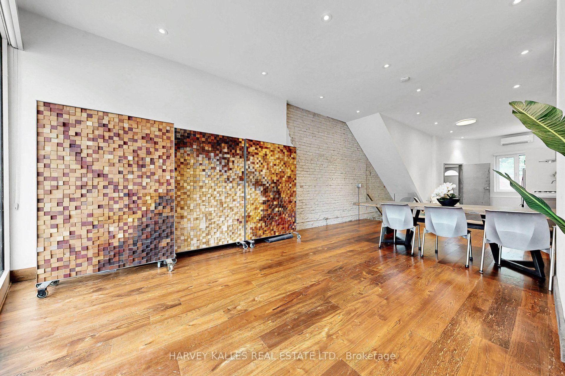 819 Dundas Street W, Toronto