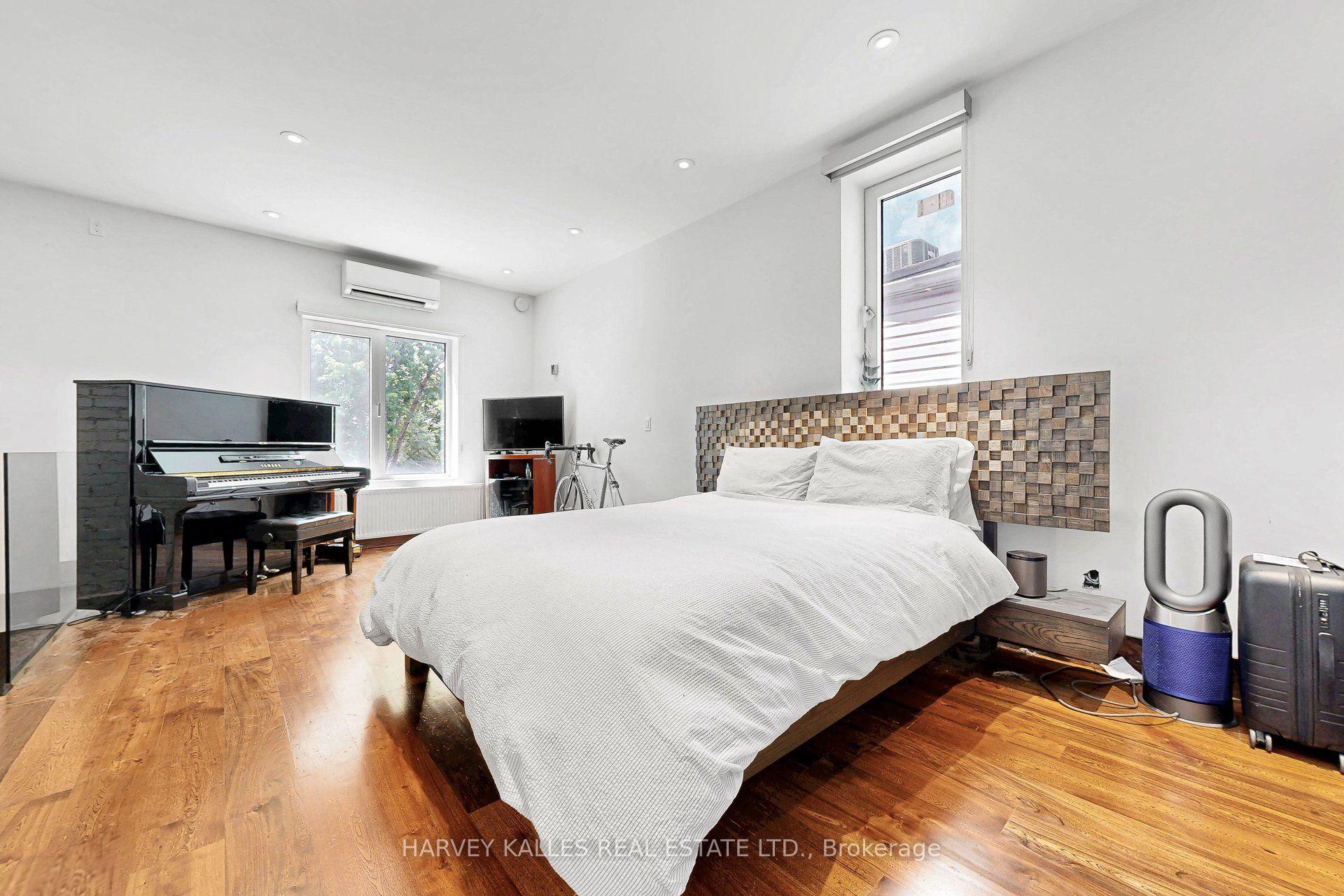 819 Dundas Street W, Toronto