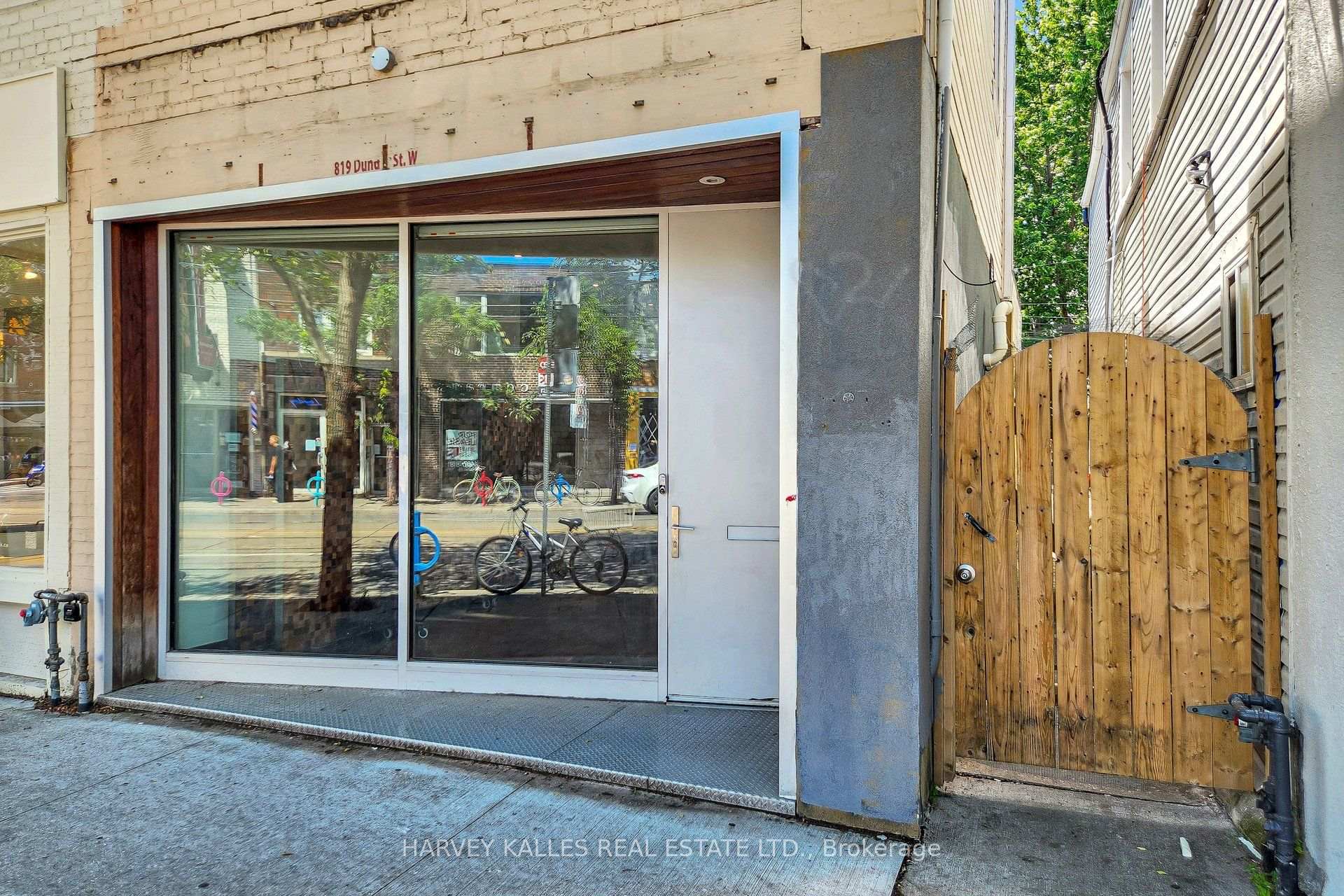 819 Dundas Street W, Toronto