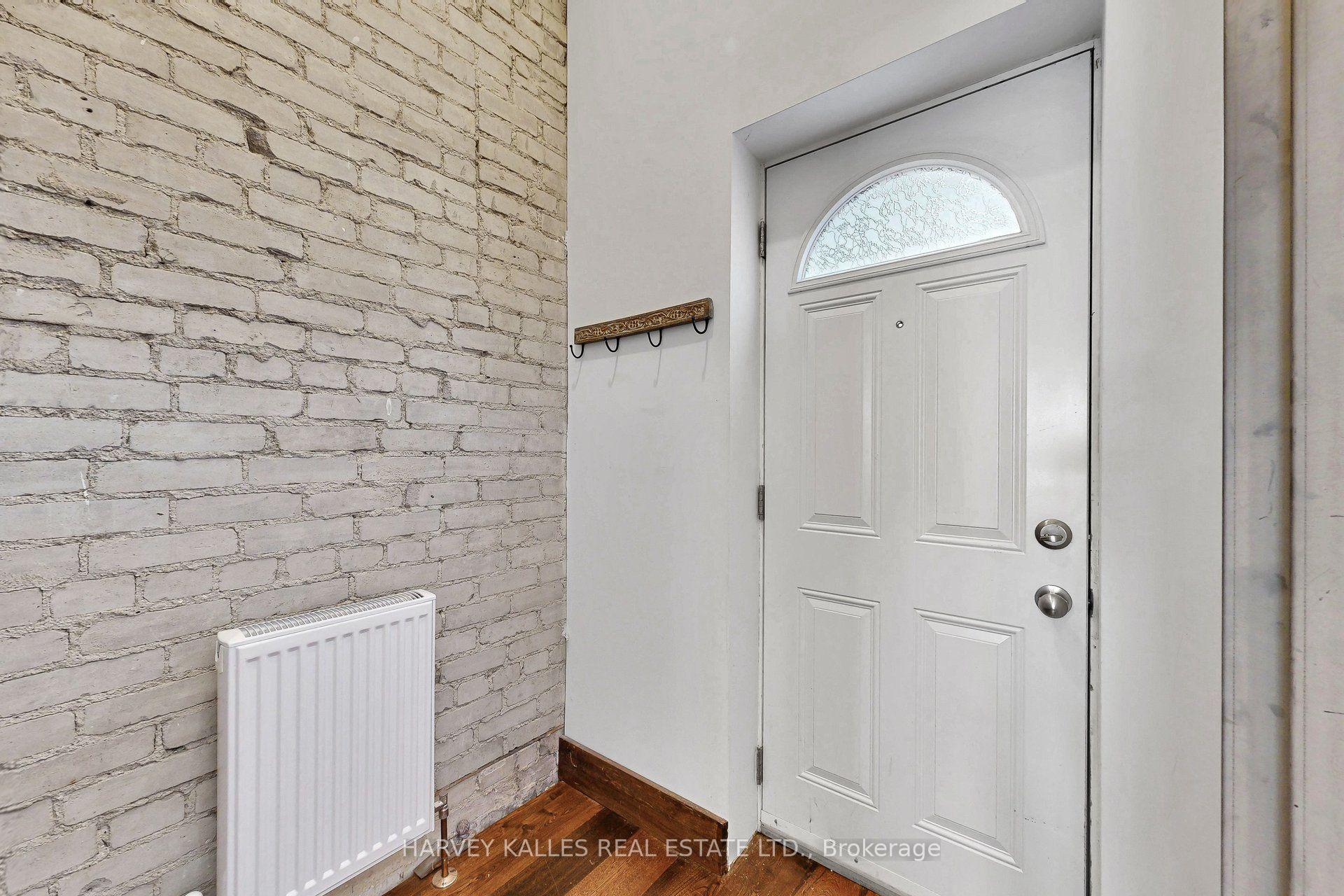 819 Dundas Street W, Toronto